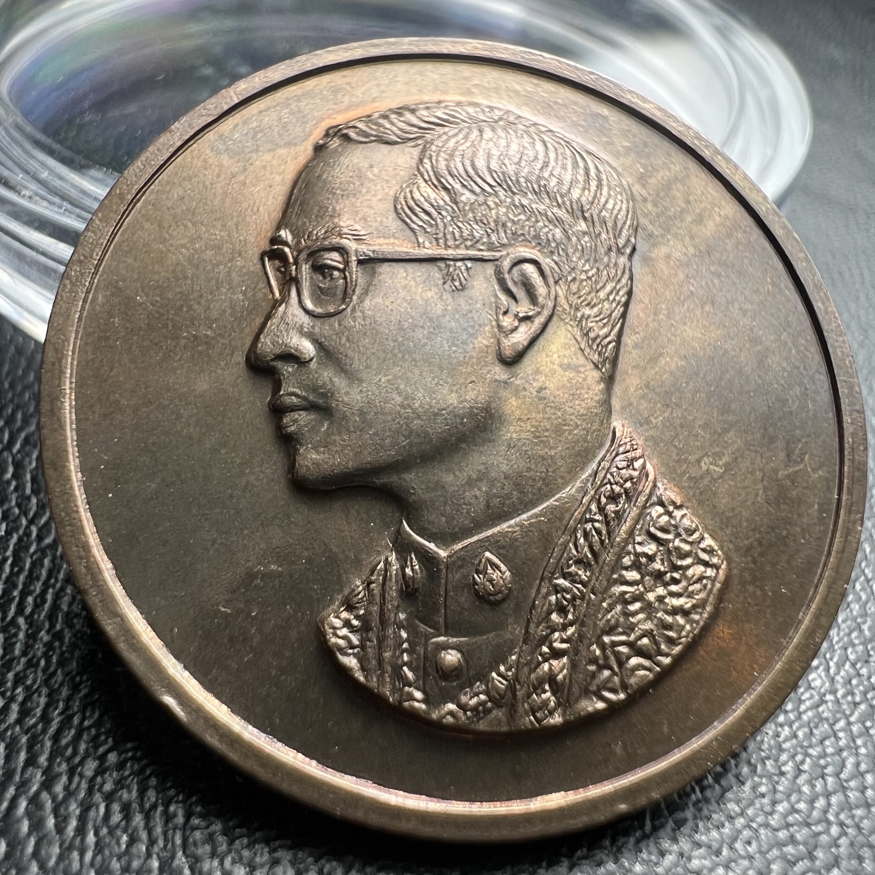 เหรียญพระบรมรูปคุ้มเกล้า รพ.ภูมิพล ปี2522 เนื้อนวโลหะ คัดสภาพสวย(ในหลวงรัชกาลที่9 ทรงจุดไฟพระฤกษ์และเททอง พิธีใหญ่)ยอดนิยม