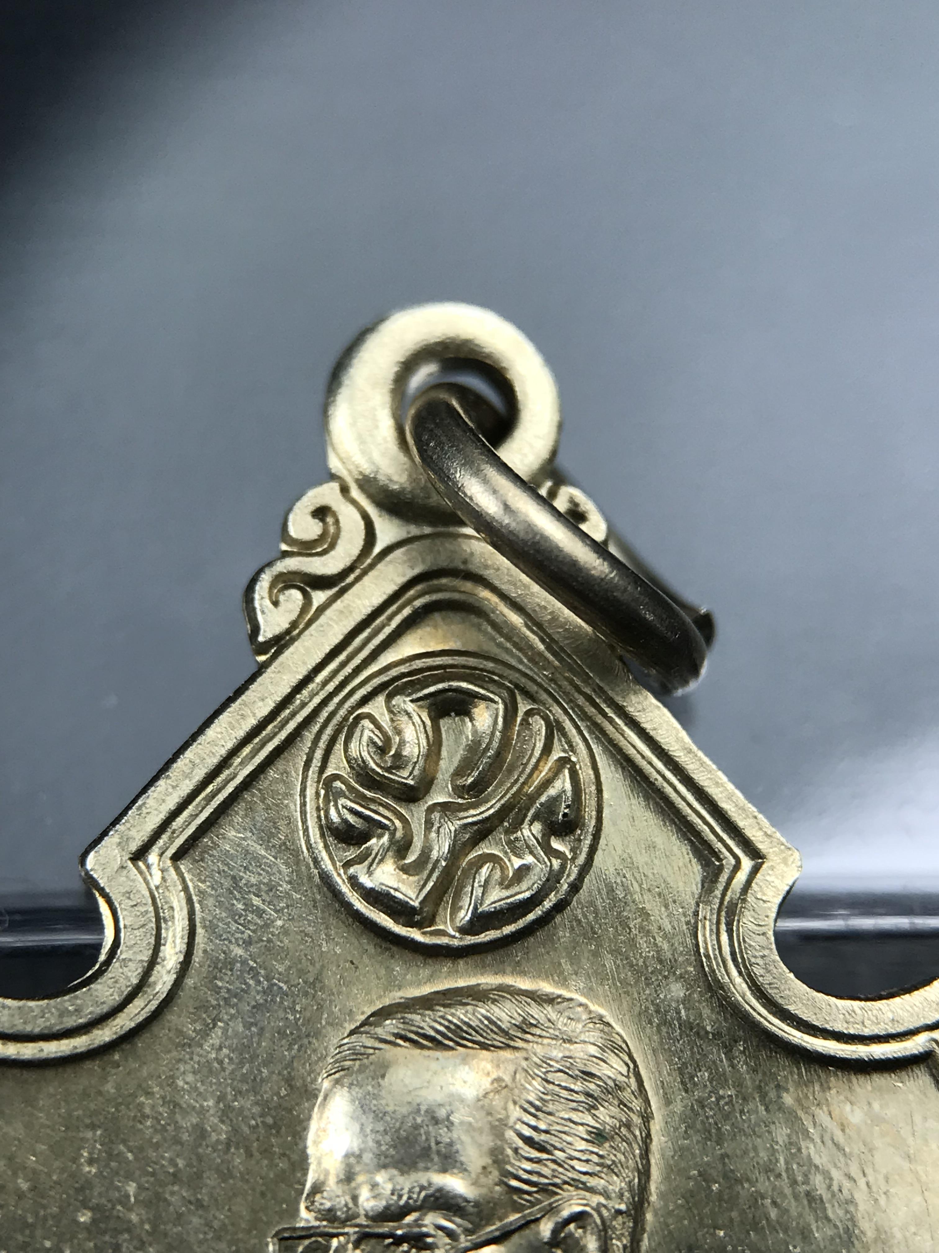 เหรียญครอบครูช่างหลวง(ในหลวงทรงดนตรี) เนื้ออัลปาก้า ปี 2550(หายาก)สุดยอดแห่งความหายากมีหมุนเวียนให้เห็นน้อยมากเป็นอีกหนึ่งรุ่นยอดนิยมของเสด็จพ่อร.9เหรียญนี้สวยมากผิวน้ำทองทั่วทั้งเหรียญ