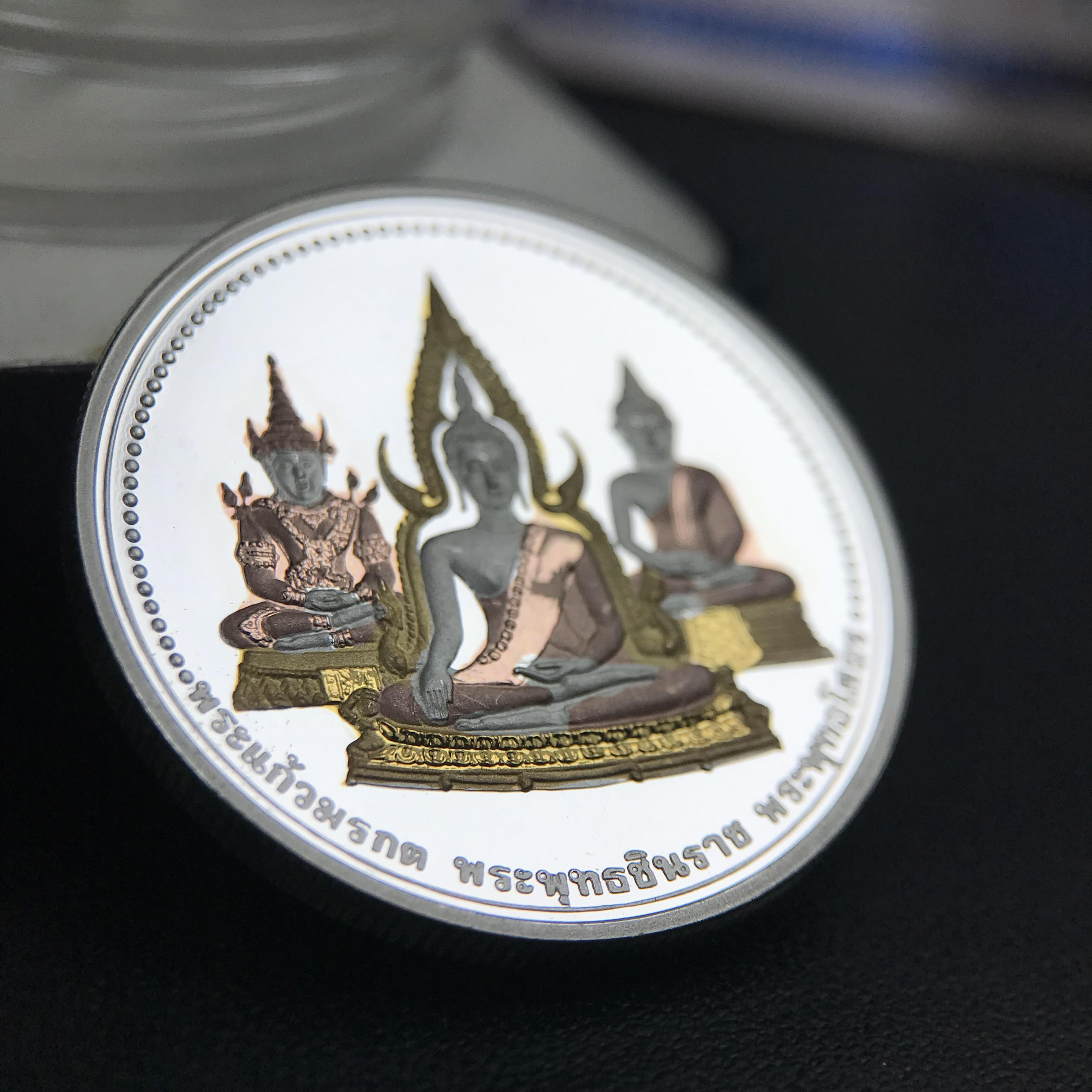 เหรียญพระแก้วมรกต พระพุทธชินราช พระพุทธโสธร รุ่นพุทธบารมี ปี 2540 เนื้อเงินขัดเงา 99.9% ชุบ 3 กษัตริย์ พร้อมกล่องและใบรับรองเดิม พิธีพุทธาภิเษก 2 พิธีมหามงคล(พระพุทธคู่บ้านคู่เมือง รูปแบบเหรียญสวยงดงามมาก พิธีใหญ่ เป็นที่นิยม)สร้างน้อยหายาก 1 ใน500 เหรียญ