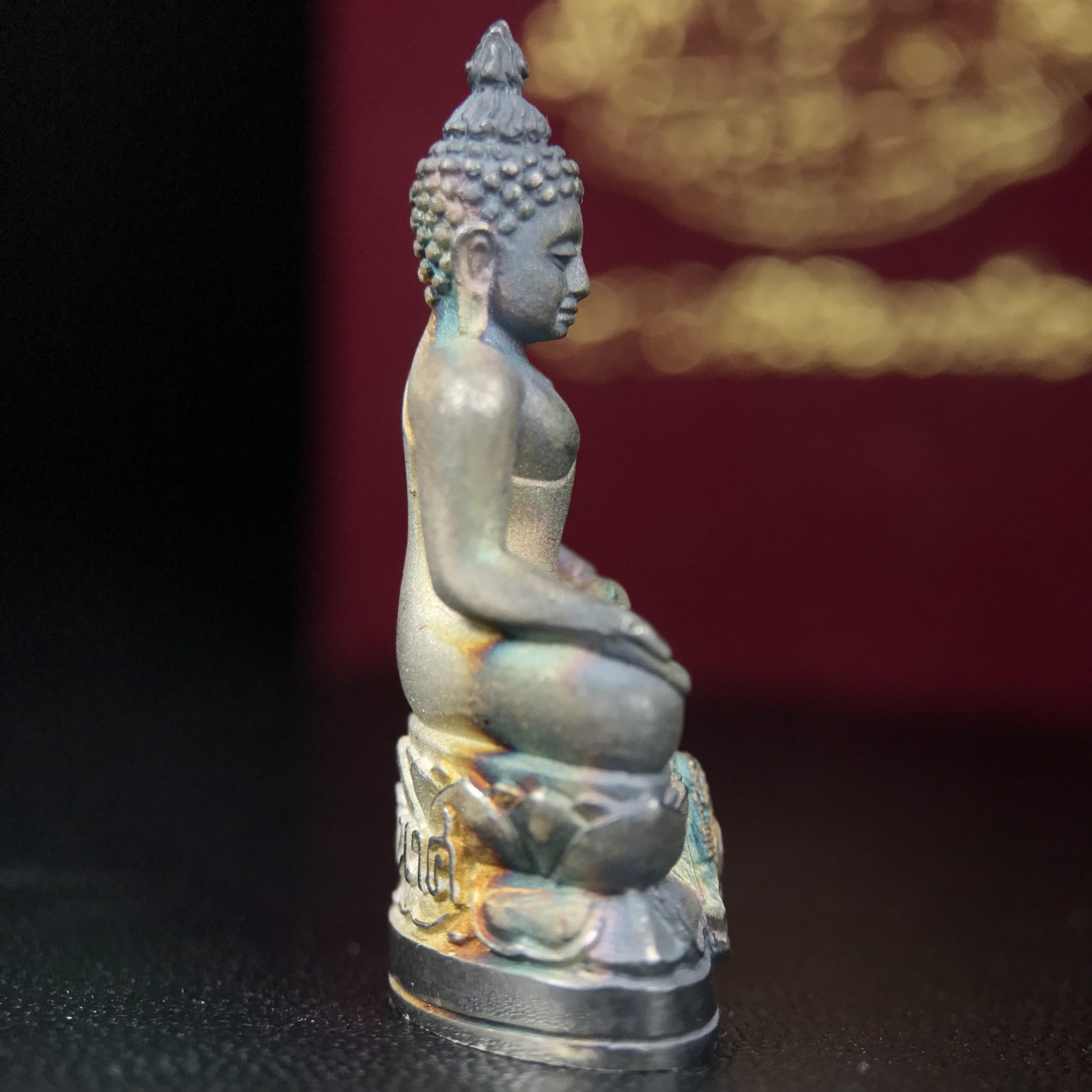 พระกริ่งไพรีพินาศ ตรากาญจนาภิเษก วัดบวรนิเวศวิหาร ที่ระลึกในหลวงรัชกาลที่9 ครองสิริราชสมบัติครบ 50ปี เนื้อเงิน(สภาพผิวเดิมขึ้นสีรุ้งธรรมชาติสวยแบบนิยม)(เสน่ห์พระเนื้อเงินสีสันที่ธรรมชาติสรรค์สร้าง)เข้มขลังทรงอานุภาพยิ่งใหญ่ กำราบศัตรูพ่ายสิ้น พระไพรีพินาศ