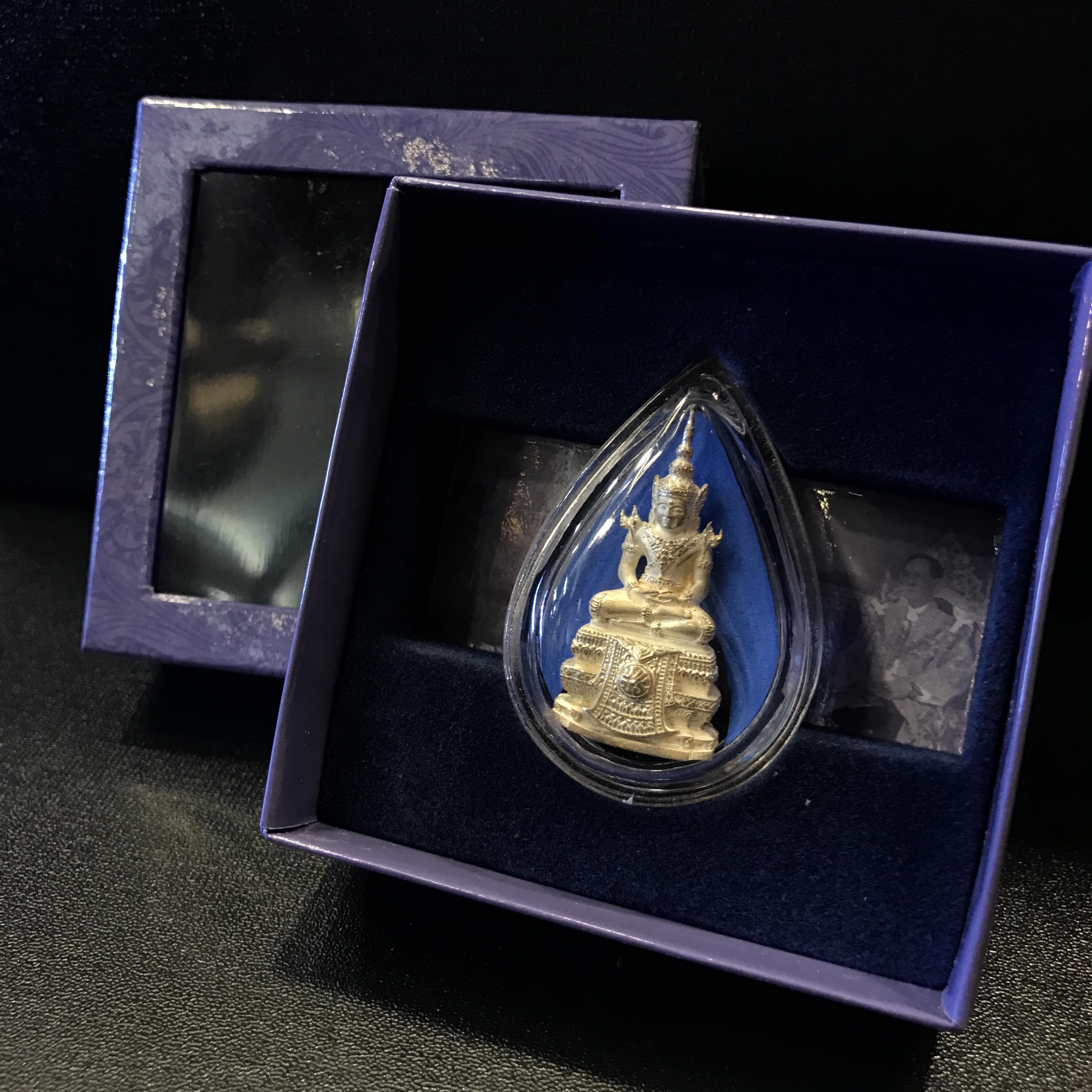 พระพุทธมหามณีรัตนปฏิมากร จำลอง (พระแก้วมรกต) ขนาดลอยองค์หน้าตัก 1/2 นิ้ว ตราสัญลักษณ์ ภ.ป.ร. ปี2547 เนื้อเงิน