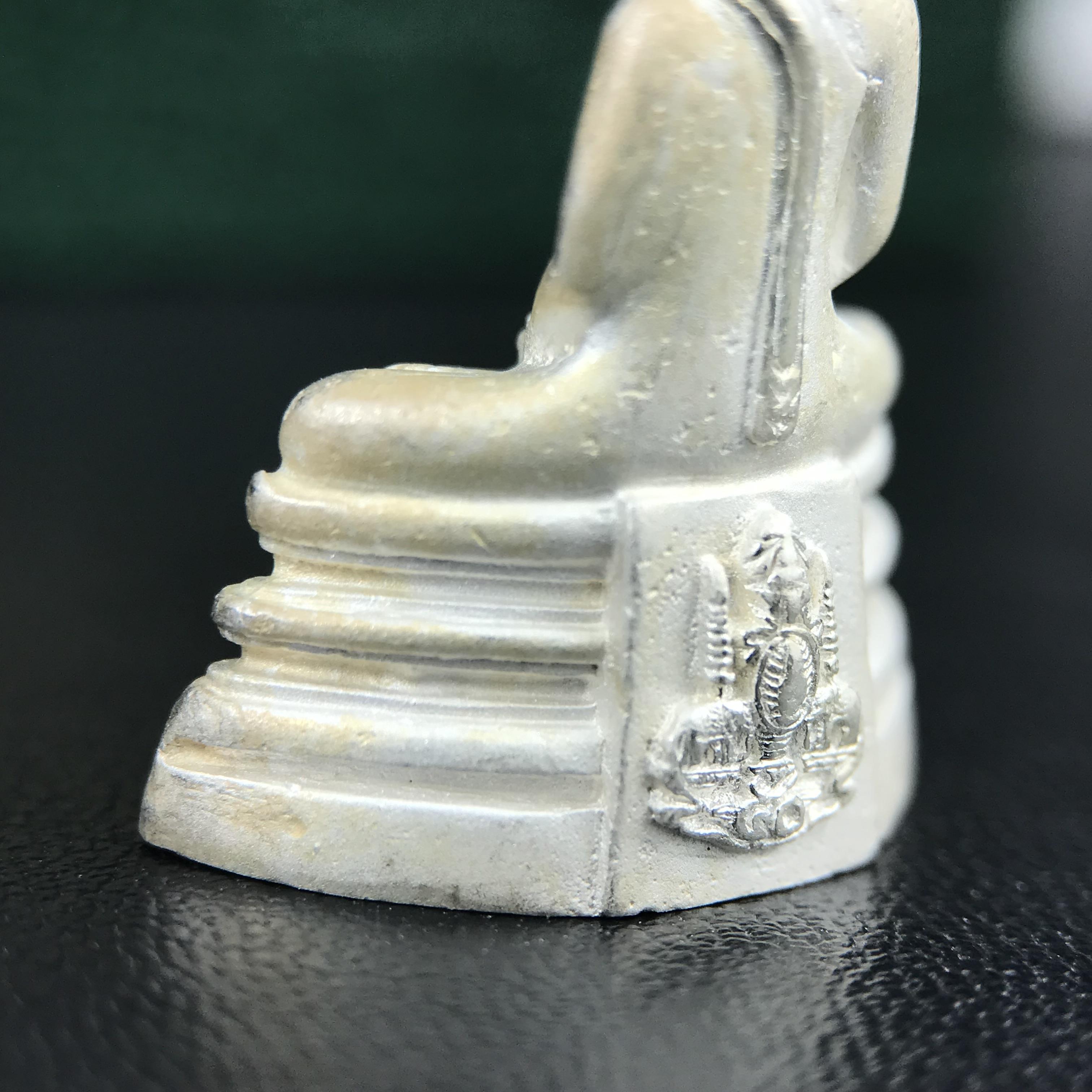 พระพุทธโสธร ภปร. รุ่นย้อนยุค สร้างพระอุโบสถ สมาคมชาวฉะเชิงเทรา จัดสร้าง ปี 2539 วโรกาสครองสิริราชสมบัติครบ 50 ปี เนื้อเงินทรายนวลขัดเงาบางส่วน พร้อมกล่องบรรจุและใบรับรองเดิม