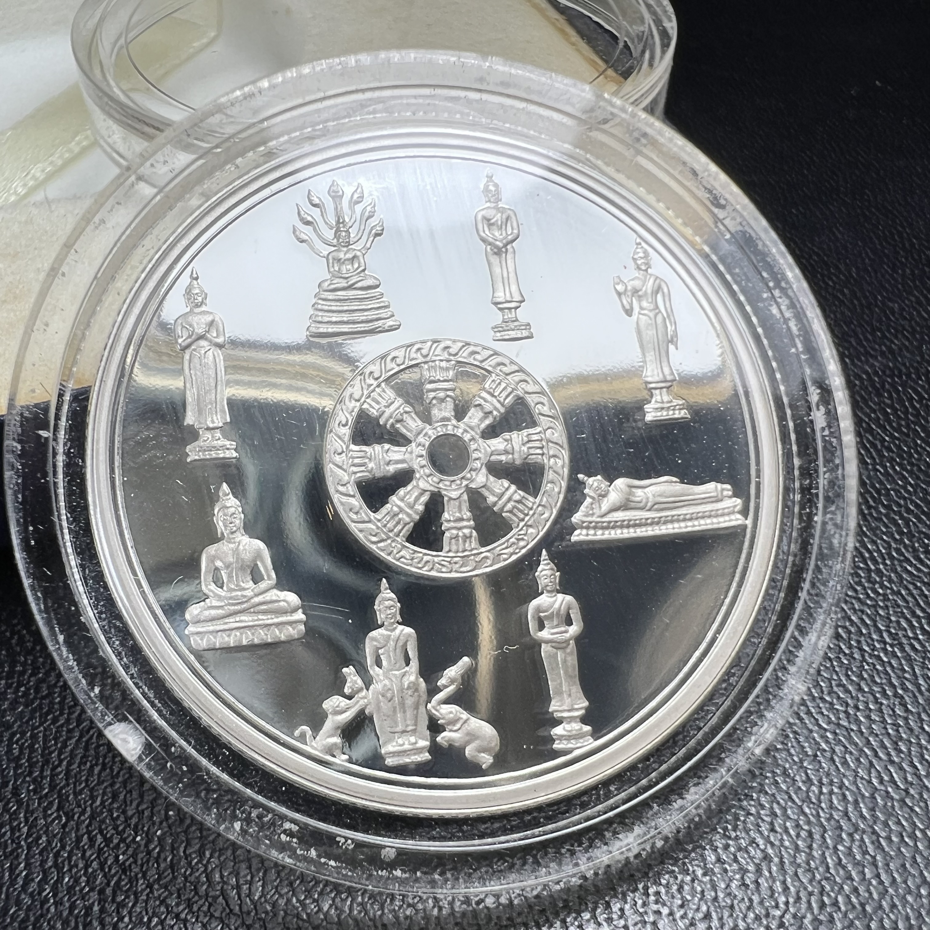 เหรียญพระแก้วมรกต พระพุทธชินราช พระพุทธโสธร รุ่นพุทธบารมี ปี 2540 เนื้อเงินขัดเงา 99.9% พร้อมกล่องบรรจุเดิม พิธีพุทธาภิเษก 2 พิธี มหามงคล (พระพุทธคู่บ้านคู่เมือง รูปแบบเหรียญสวยงดงามมาก พิธีใหญ่ เป็นที่นิยม)สร้างน้อยหายาก 1 ใน 500 เหรียญ