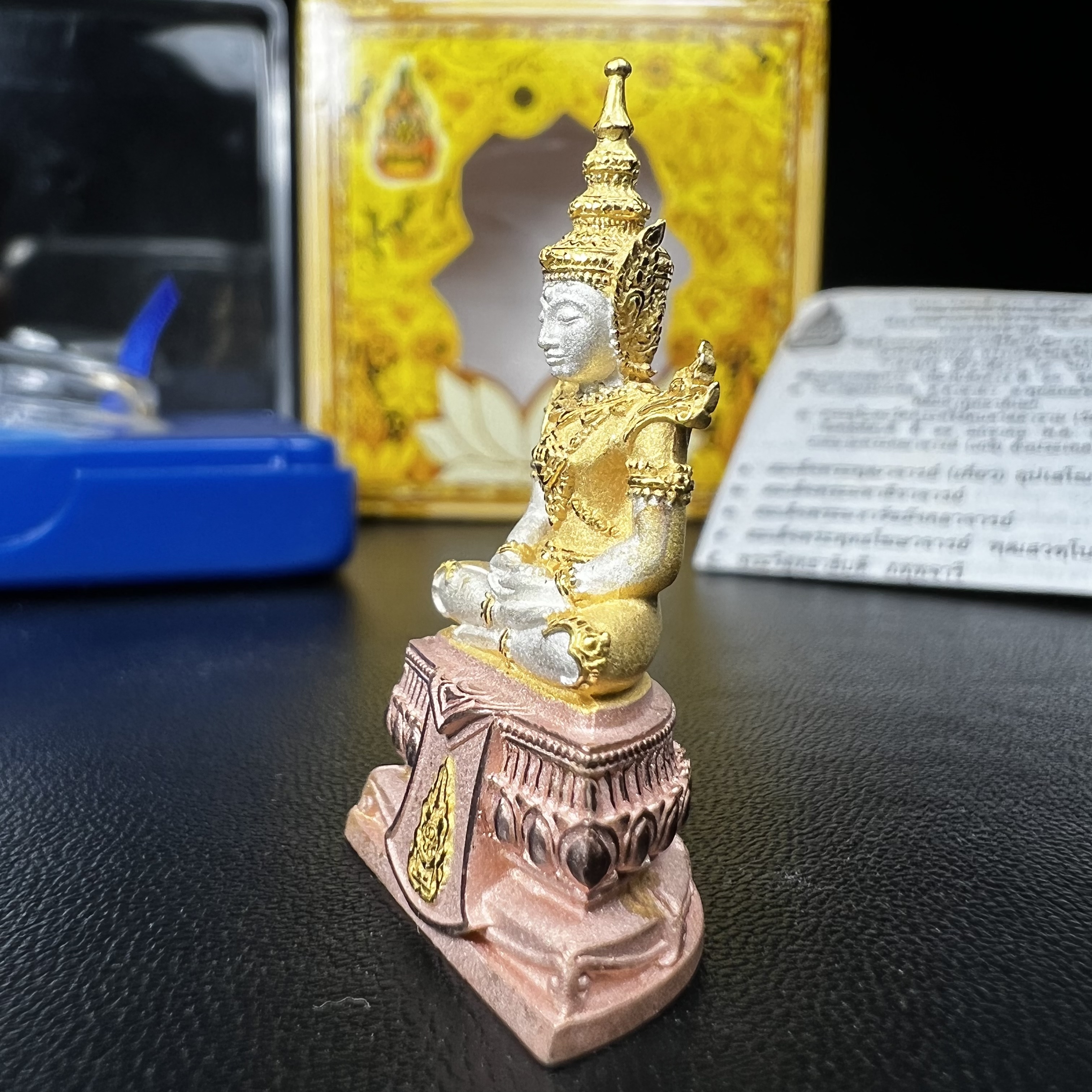 พระแก้วมรกต(จำลอง)ลอยองค์ ขนาดหน้าตัก 1/2 นิ้ว ทรงเครื่องฤดูร้อน เนื้อเงินสามกษัตริย์ ตราสัญลักษณ์ฉลองสิริราชสมบัติ ครบ 60 ปี พ.ศ.2549(สภาพสวย ครบ สมบูรณ์)