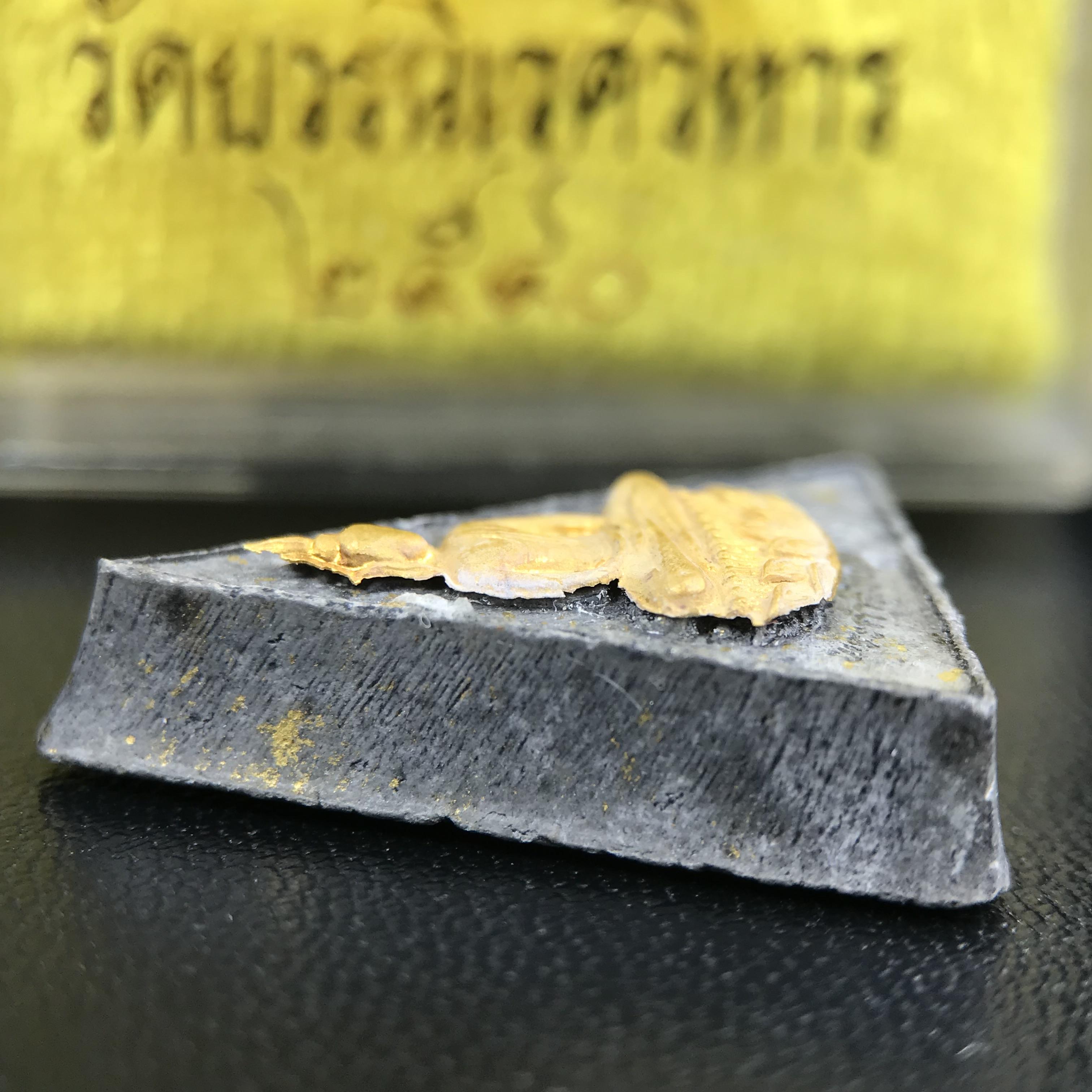 พระกำลังแผ่นดิน พระราชทาน วัดบวรนิเวศวิหาร ปี 2539 พิมพ์เล็กหน้ากากทองคำ (ในหลวง รัชกาลที่ 9 พระราชทานมวลสารจิตรลดา)นิยมหายาก