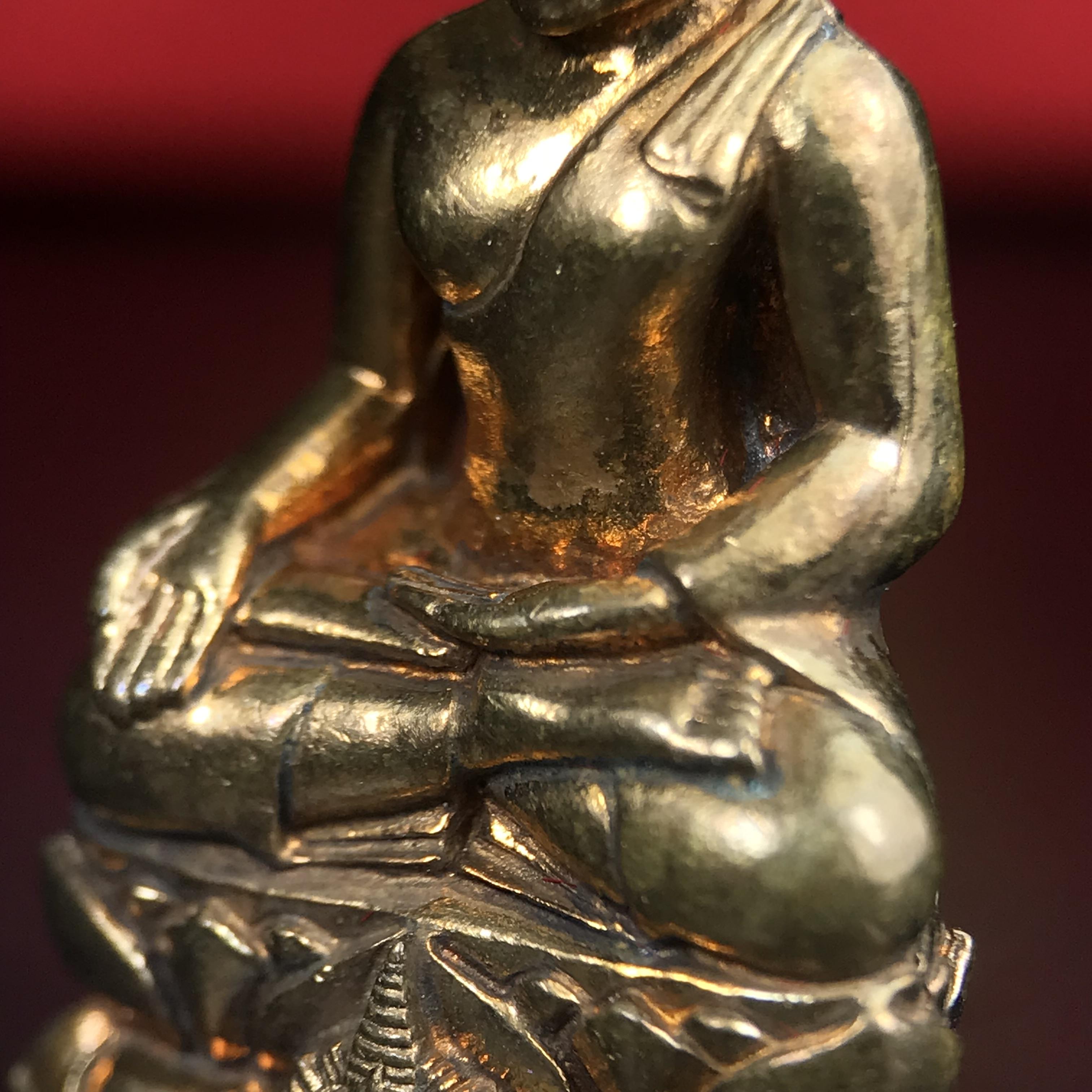 พระกริ่งไพรีพินาศ บรรจุเหล็กไหล ครั้งแรกและครั้งเดียวในประวัติศาสตร์ เฉลิมพระเกียรติ พระบาทสมเด็จพระเจ้าอยู่หัวรัชกาลที่9 พระชนมพรรษา 6 รอบ ปี2542 เนื้อสัมฤทธิ์(บรรจุเหล็กไหล)ดีนอก-ดีใน พิธีใหญ่ มวลสารเด่น(พิเศษกรรมการ ตอก 2 โค๊ต หมายเลข ๑๕๙๓)หายาก