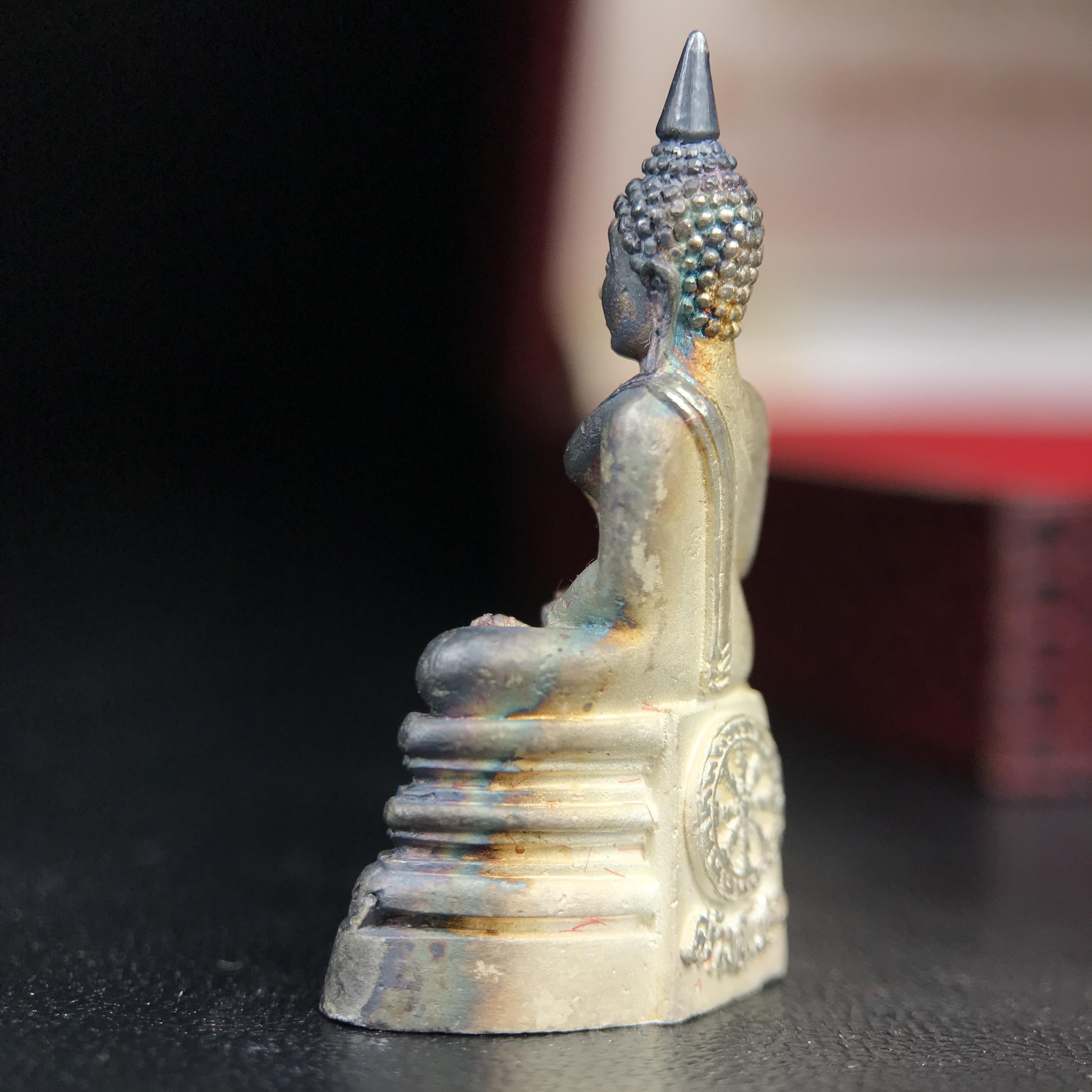 พระพุทธโสธร(หลวงพ่อโสธร) รุ่นสร้างอุโบสถ ปี2539 เนื้อเงินทรายนวลขัดเงาบางส่วน ลอยองค์พิมพ์ใหญ่ สภาพสวยกล่องบรรจุเดิมครบสมบูรณ์(งานแพรนด้า จิวเวลรี่)สวยงดงาม(เนื้อเงินผิวเดิมรุ้งสวยสวย องค์หมายเลขสวย ๒๒๒๒๕)