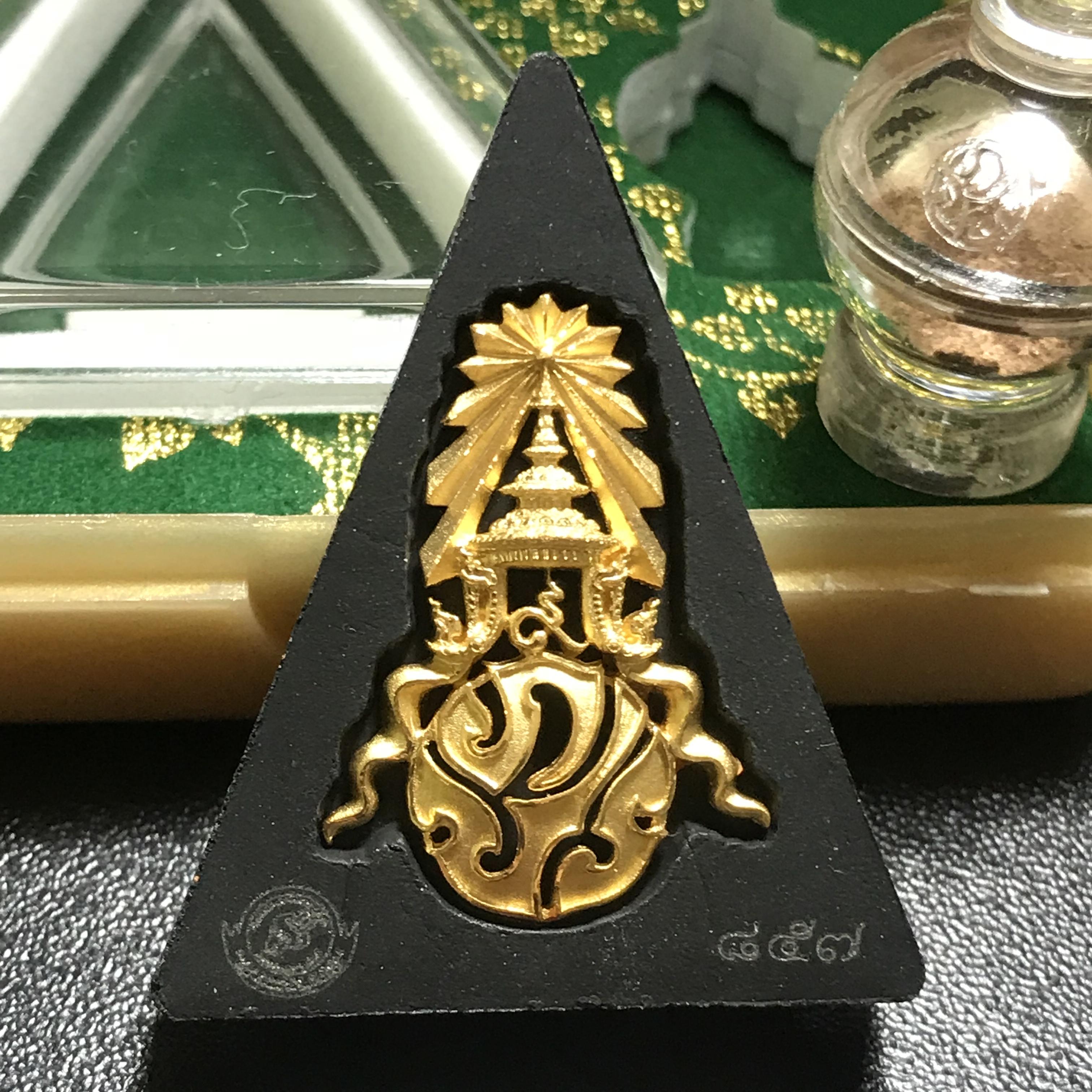 พระพุทธชินราช(จำลอง)ภปร. 84พรรษา เนื้อผงปิดทองด้านหน้า หลัง ภ.ป.ร. ทองคำ(พระราชทานมวลสาร จิตรลดาและเส้นพระเจ้า(เส้นผม))