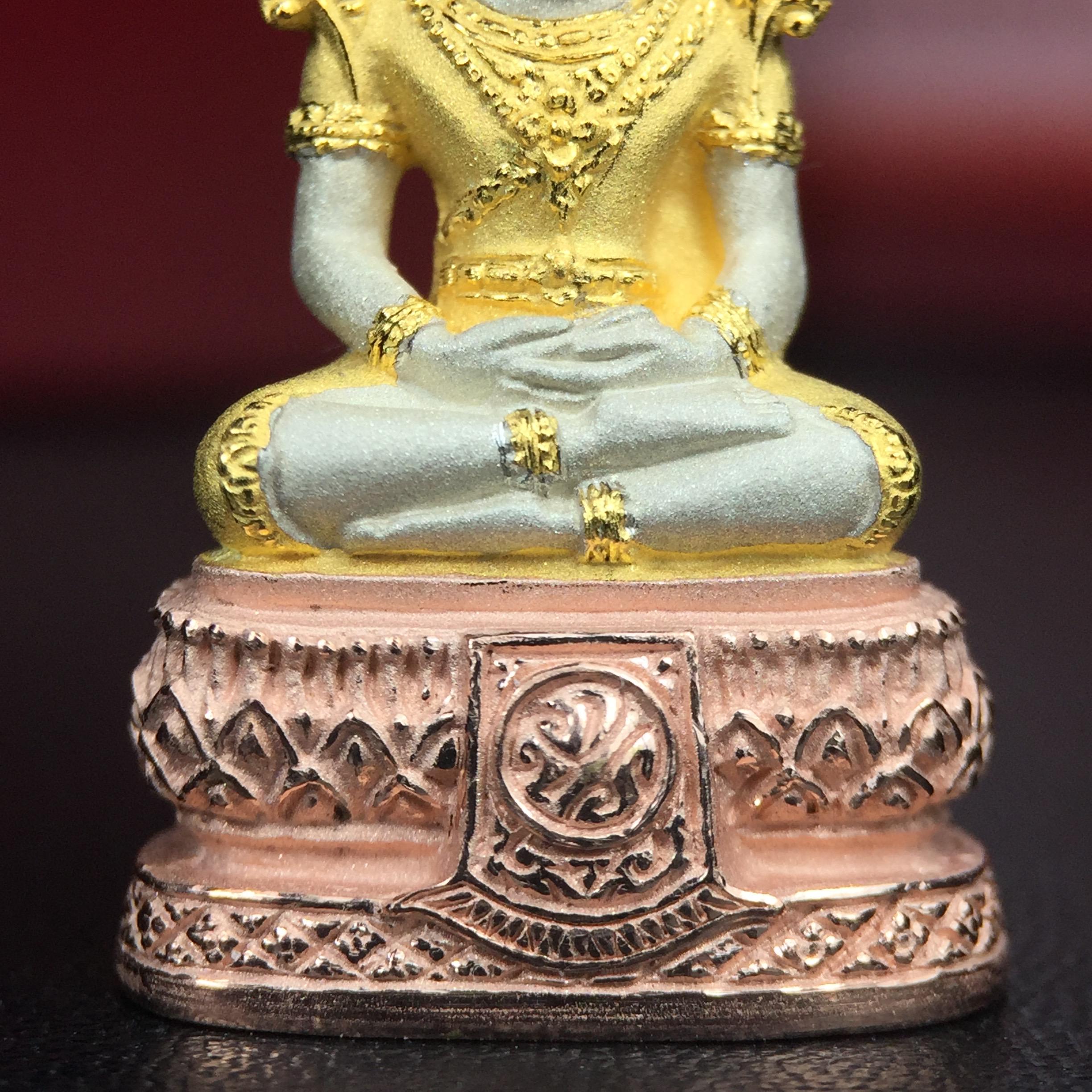 พระแก้วมรกต ภปร.(รุ่นแรก) ปี2545 รุ่นฉลองกรุงรัตนโกสินทร์ครบ 220 ปี พิมพ์ลอยองค์ใหญ่ เนื้อเงินบริสุทธิ์ 92.5% (สามกษัตริย์) ขนาด 19*35 มม. พร้อมกล่องบรรจุเดิม สวยครบสมบูรณ์