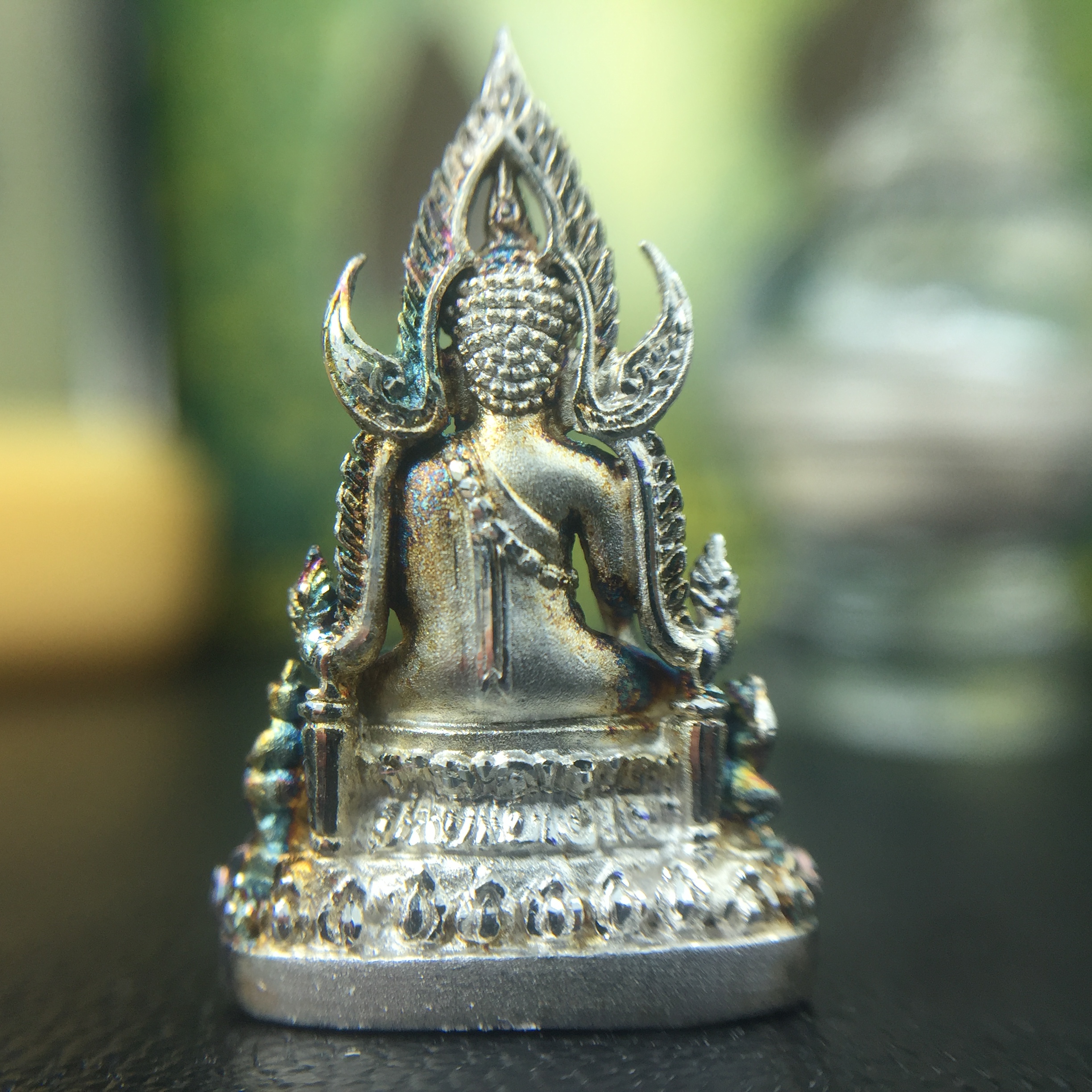 พระพุทธชินราช(จำลอง) ภปร. 84 พรรษา เนื้อเงินชุบทองคำขาว พิมพ์เล็กขนาดหน้าตัก 1/4 นิ้ว (สภาพผิวเดิมสวย ขึ้นสีรุ้งธรรมชาติ แบบนิยม)(พระราชทานมวลสาร จิตรลดาและเส้นพระเจ้า(เส้นผม))