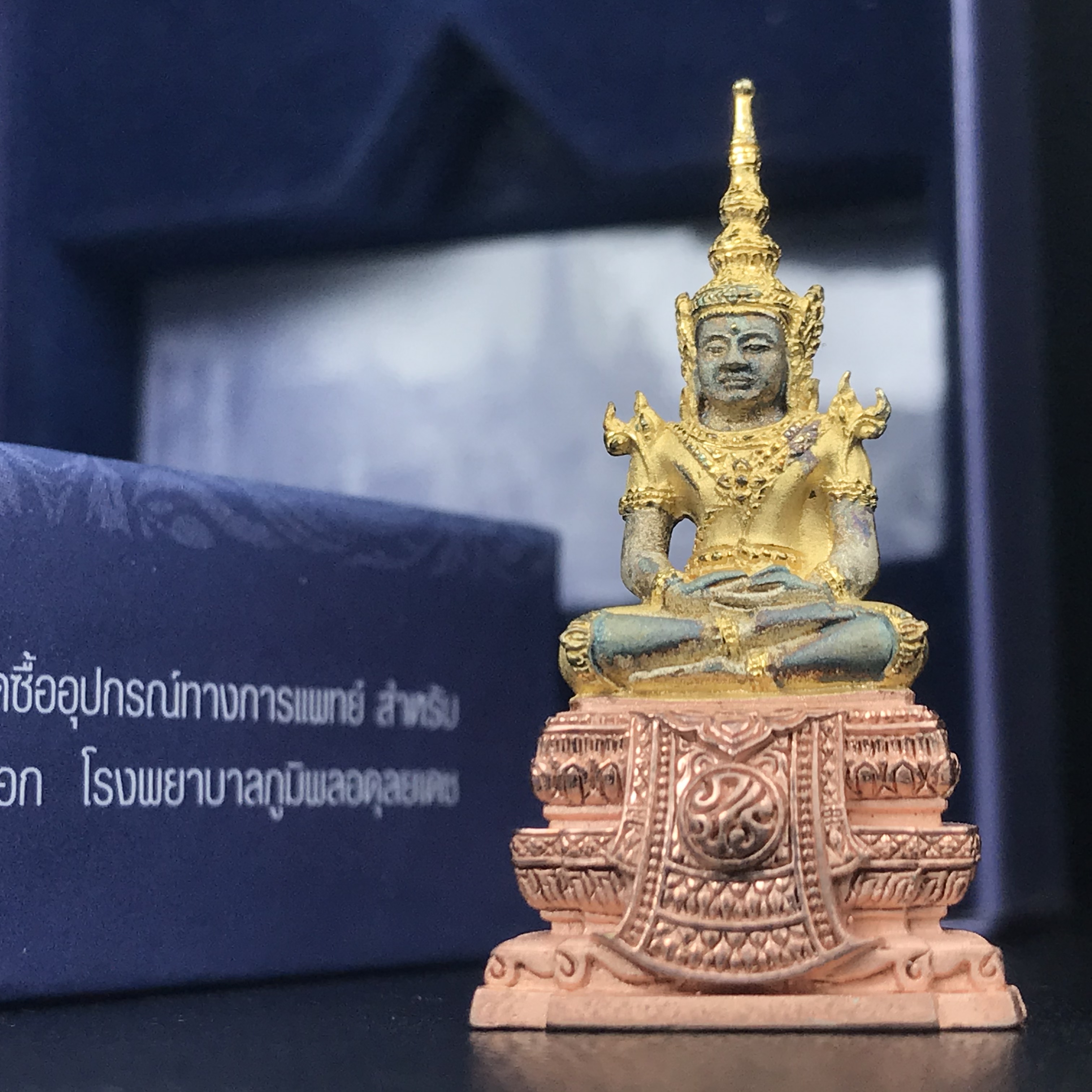 พระแก้วมรกต ภปร. ปี2547 จัดสร้างโดย รพ.ภูมิพลฯ เนื้อเงิน (3 กษัตริย์)ลอยองค์ หน้าตัก 1/2 นิ้ว (สภาพผิวเดิม ขึ้นสีรุ้งธรรมชาติ แบบนิยม) (1ใน3000องค์)