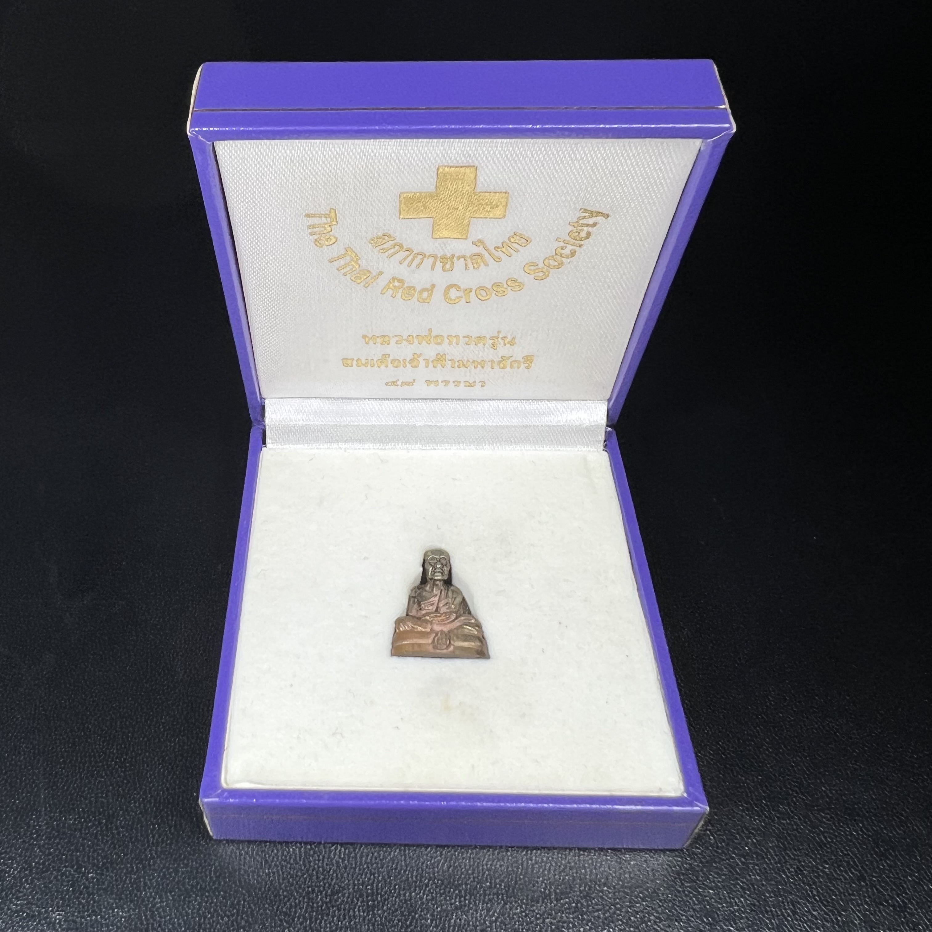 หลวงพ่อทวด สธ. รุ่นสมเด็จเจ้าฟ้ามหาจักรี 48พรรษา จัดสร้างโดยสภากาชาดไทย ปี2546 (รูปหล่อขนาดห้อยคอ) ) เนื้อนวโลหะ(ขนาดกลาง 1.5*2.2 ซม.)พุทธาภิเษก ณ วัดช้างให้ จังหวัดปัตตานี พร้อมกล่องบรรจุเดิมสวยงาม