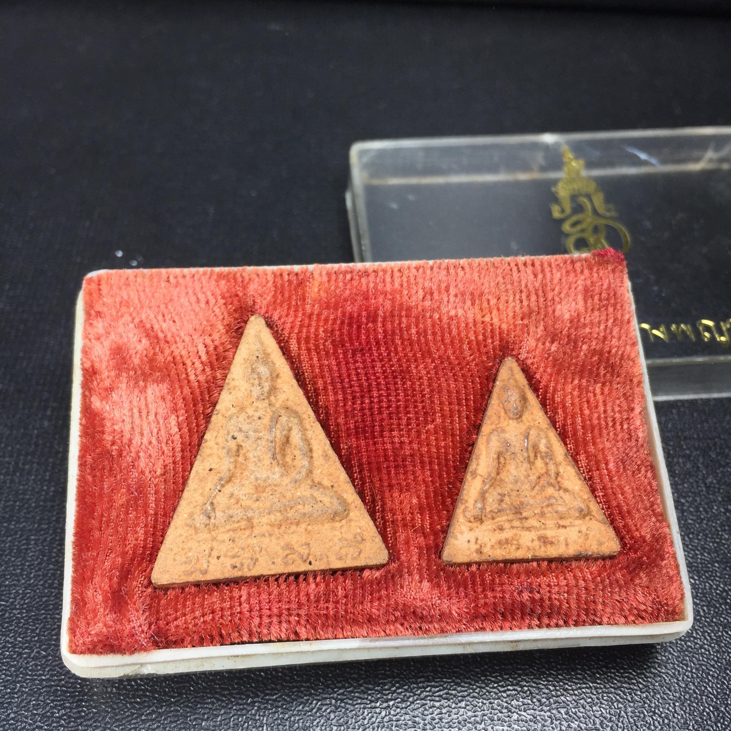 พระสมเด็จนางพญา สก ชุดพิมพ์ใหญ่-เล็ก วัดบวรนิเวศวิหาร ปี2519(ครบชุดกล่องบรรจุเดิมทั้ง 3 สี แดง-เหลือง-ฟ้า)(ในหลวงรัชกาลที่9และสมเด็จพระราชินี เสด็จร่วมในพิธี)(พิธีใหญ่)(มวลสารดี)