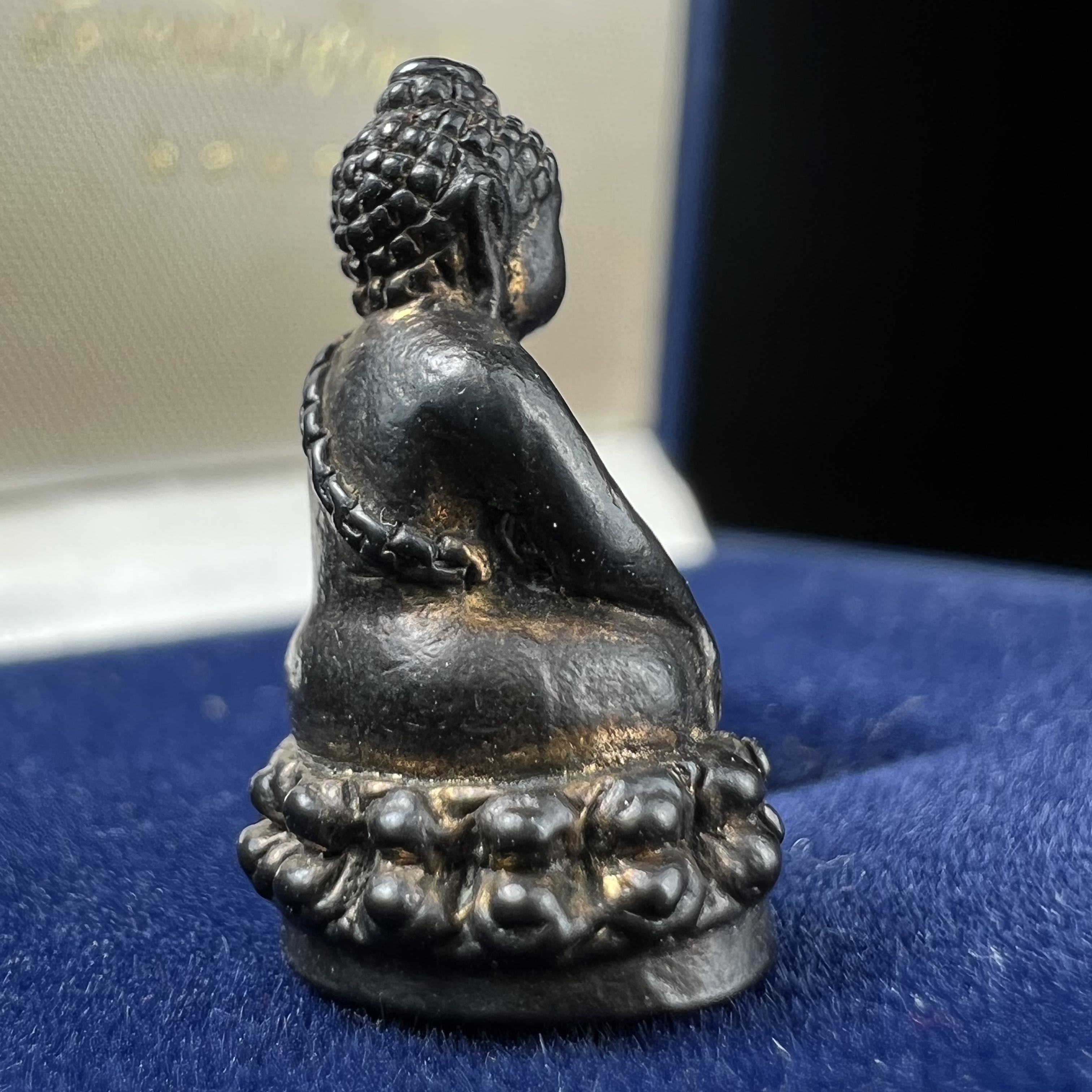 พระกริ่งพุทธอุดมสมบูรณ์(พระปุ้มปุ้ย)รุ่นแรก เนื้อนวโลหะเต็มสูตร วัดบวรนิเวศวิหาร ปี2535 แขวนบูชาไม่มีอดอยาก มีความอุดมสมบูรณ์สมตามลักษณะและมงคลนามตามชื่อ ตามปรารถนา(1ใน2000องค์)หายาก