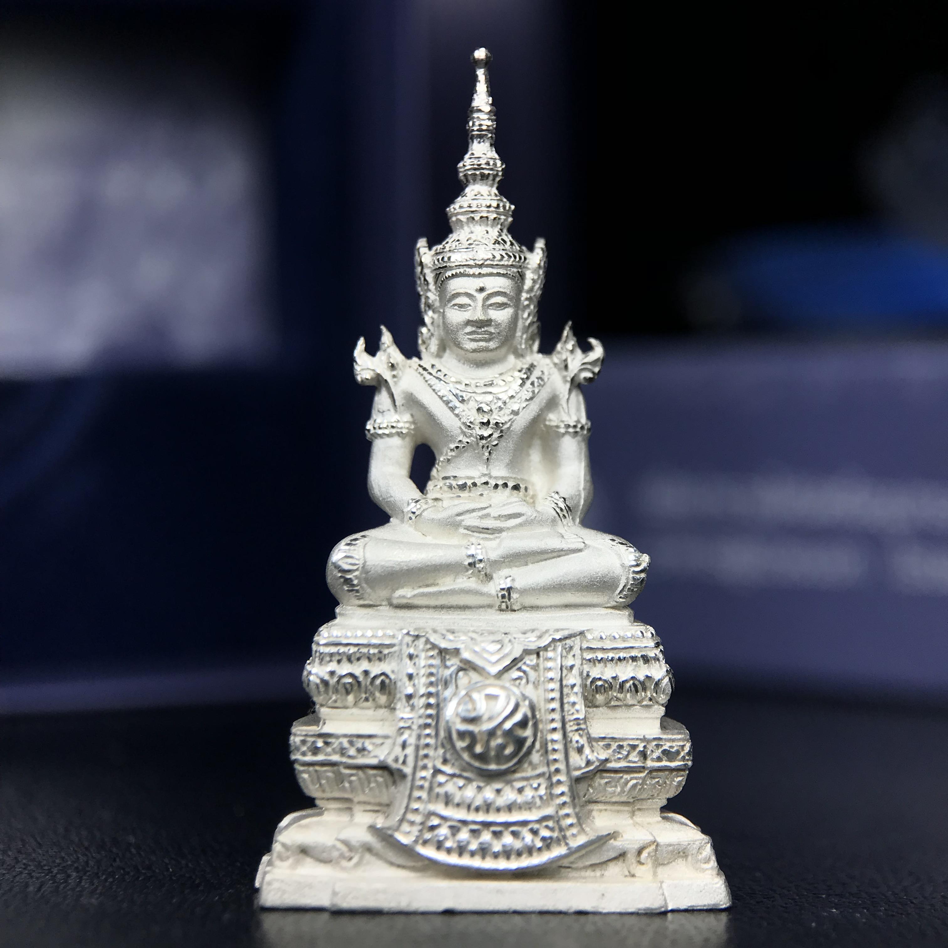 พระแก้วมรกต ภปร. ปี 2547 จัดสร้างโดยโรงพยาบาลภูมิพลอดุลยเดช เนื้อเงิน ลอยองค์ สูง 3.7 ซม. หน้าตัก 1/2 นิ้ว พิธีมหามังคาภิเษก ณ พระอุโบสถวัดพระศรีรัตนศาสดาราม(วัดพระแก้ว) งดงามทรงคุณค่าอีกหนึ่งรุ่นยอดนิยม หายาก(หมายเลขสวย ๑๔๙๙)(1ใน3000องค์)