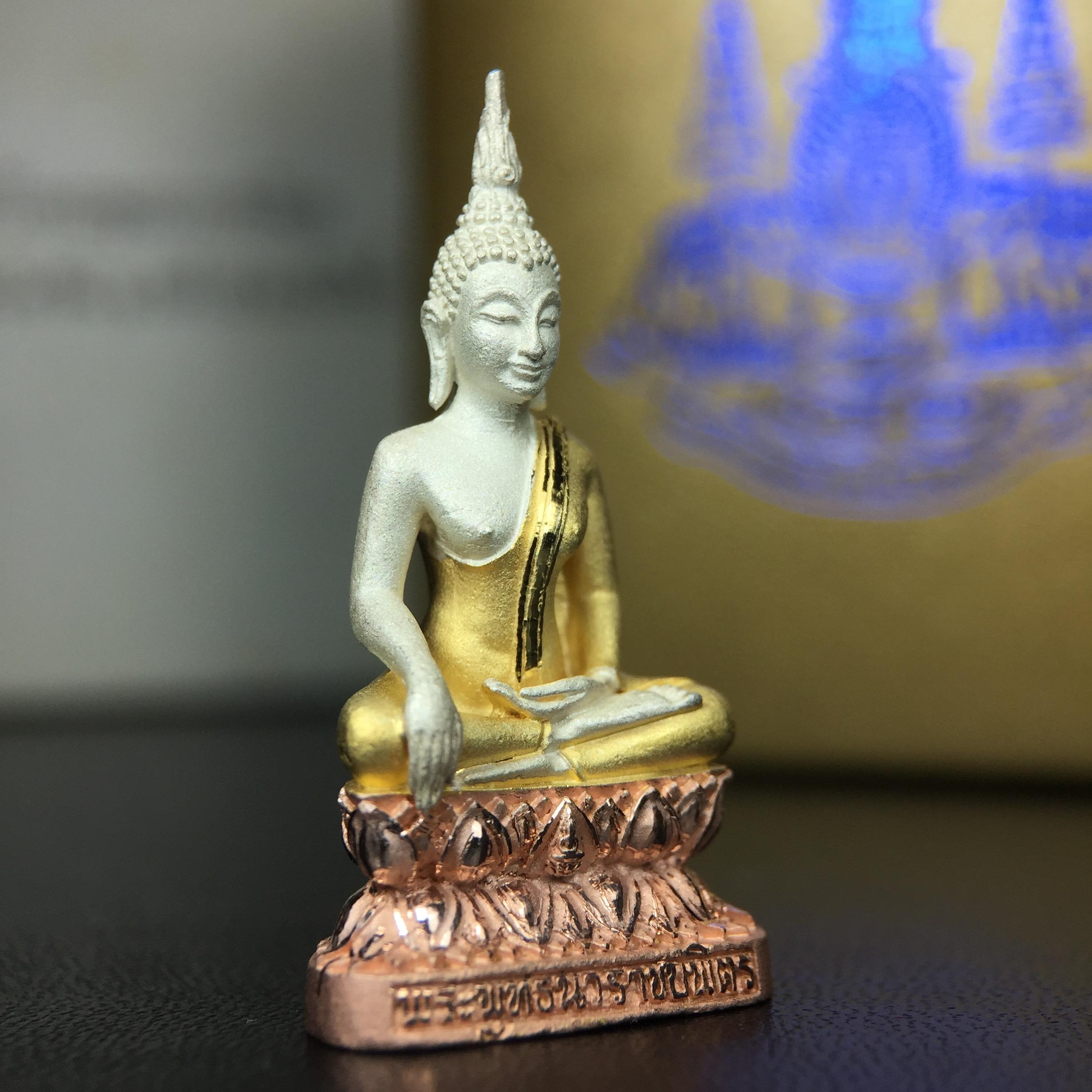 พระกริ่งพระพุทธนวราชบพิตร ครองสิริราชสมบัติครบ 50 ปี พ.ศ.2540 ขนาดสูง 3.2 ซม. เนื้อเงินสามกษัตริย์(คัดสภาพสวย องค์นี้ผิวเดิมสวยมาก) พร้อมกล่องบรรจุเดิมครบสมบูรณ์ 1ใน 9500 องค์(พุทธนวราชบพิตร นิมิตรหมายแห่งความสามัคคี ด้วยไมตรีแห่งองค์พระภูมิพล)