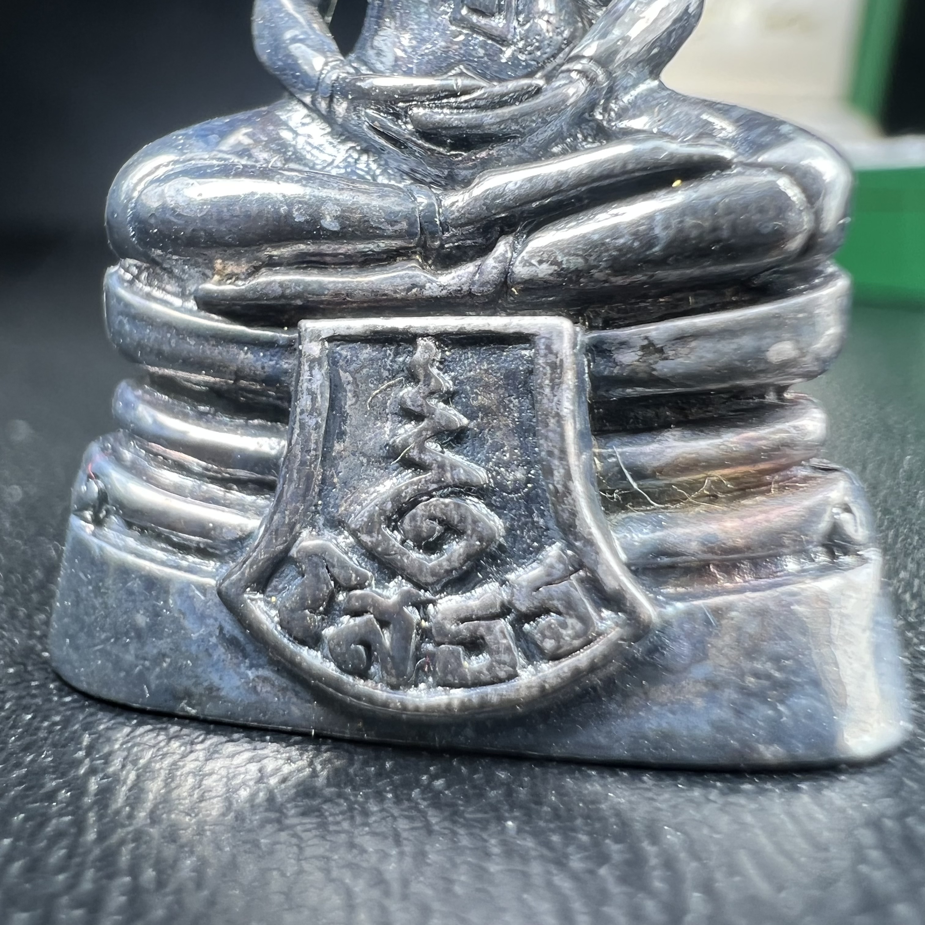 พระพุทธโสธร รุ่น กศก. 120 ปี เนื่องในโอกาสครบ 120 ปี กรมศุลกากร กระทรวงการคลัง จัดสร้าง ปี 2537 เนื้อเงินบริสุทธิ์ 99.9% ผิวขัดเงาลงดำ(งานบริษัท แพรนด้า จิวเวลรี่)สวยงดงาม ทรงคุณค่า