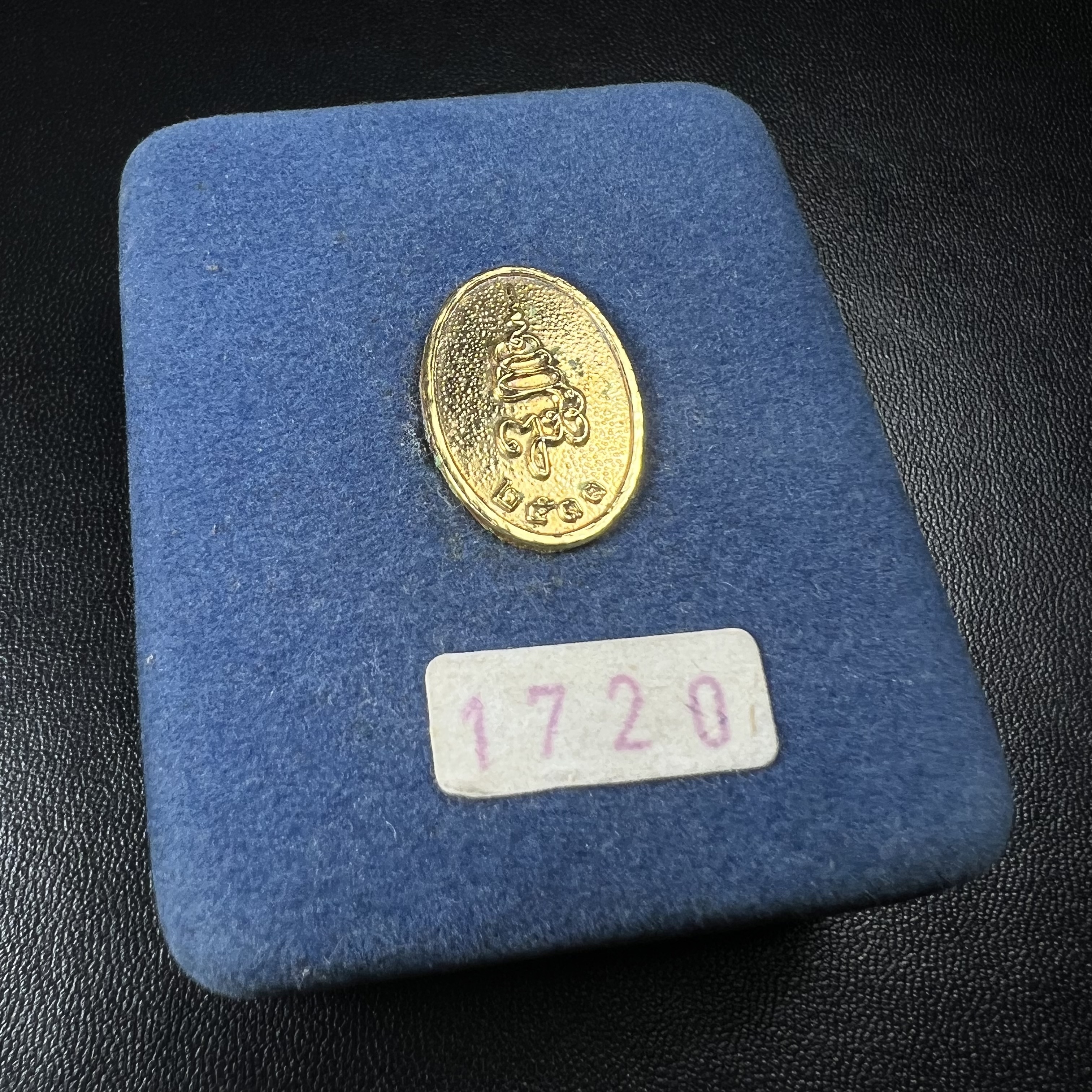 หลวงพ่อพระพุทธโสธร รุ่น ญสส. ปี 2533 พิมพ์ใหญ่เนื้อเงินผสมชนวน ผิวเดิมสวยเข้มขลังพร้อมกล่องบรรจุเดิมครบ(สมเด็จพระญาณสังวร สมเด็จพระสังฆราช เสด็จเป็นองค์ประธานเททอง)พระดีพิธีใหญ่ชนวนมวลสารเข้มขลังและเป็นอีกหนึ่งผลงานของนายช่างเกษม มงคลเจริญ งดงามทรงคุณค่า