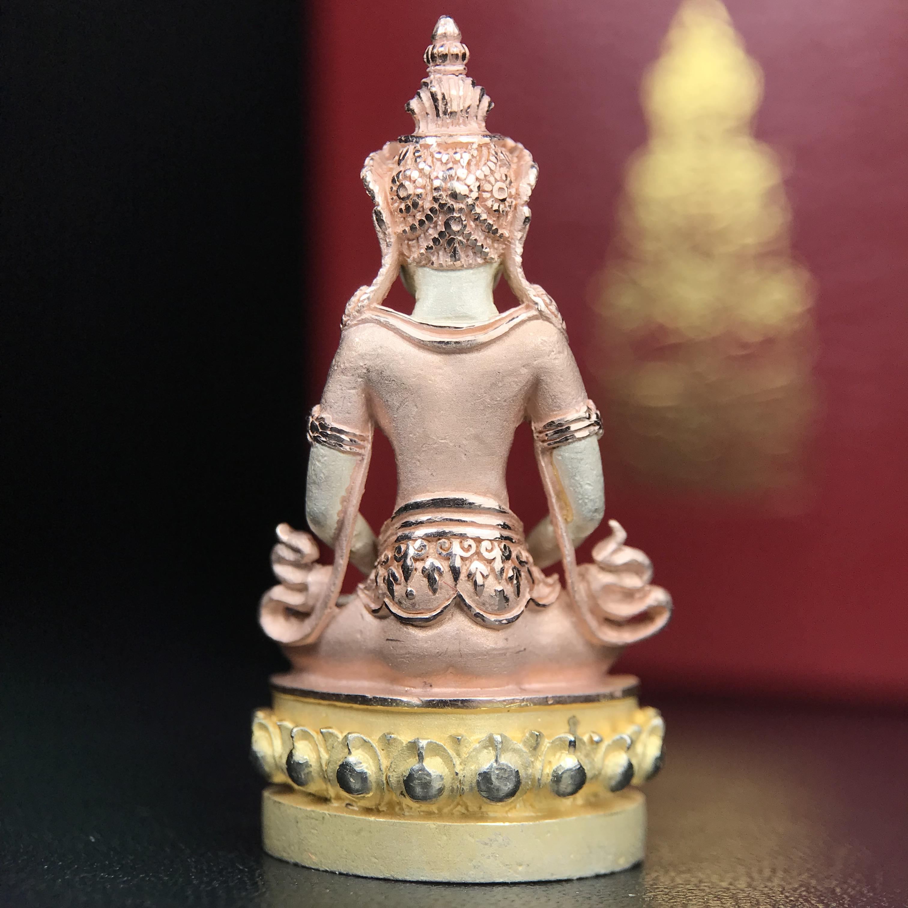 พระกริ่งอวโลกิเตศวร ( เจ้าแม่กวนอิม ) วัดโพธิ์แมนคุณาราม รุ่นอุดมโภคทรัพย์ พ.ศ.2539 เนื้อเงิน 3 กษัตริย์ ผิวสวยเดิมพร้อมกล่องบรรจุเดิม (อีกหนึ่งรุ่นยอดนิยม พุทธศิลป์สวยงดงาม)