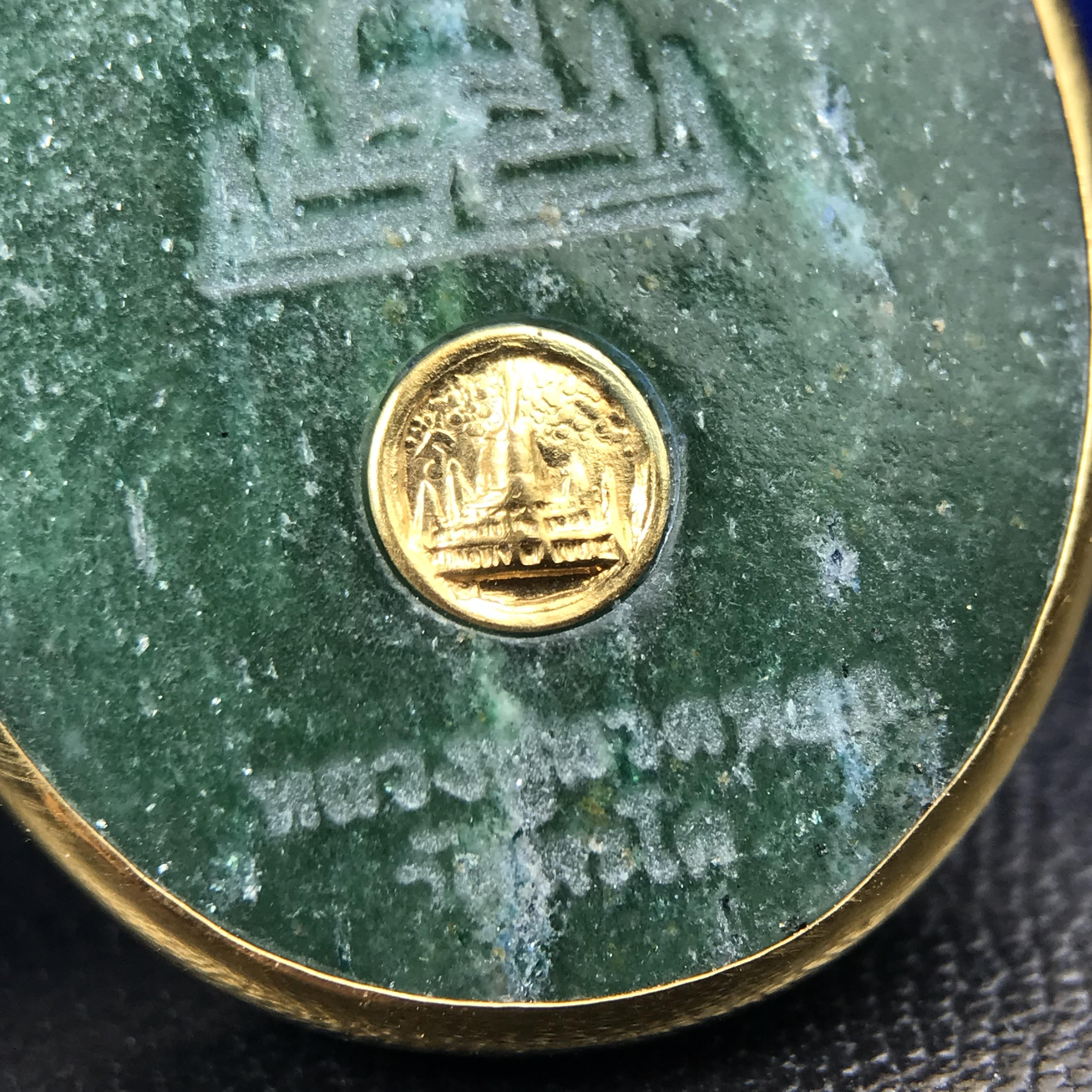 หลวงปู่ทวด วัดพะโคะ จ.สงขลา ปี 2543 เหรียญหยกรูปไข่(เลี่ยมทองคำ) ขนาด 2.2 x 2.5 ซม. ด้านหลังแผ่นโค๊ตทองคำ สร้างโดยสมาคมชาวเพชรบุรี “สมเด็จเจ้าพะโคะหลวงปู่ทวดเหยียบน้ำทะเลจืด” ครั้งแรกแห่งประวัติศาสตร์(สวยงามเป็นของล้ำค่าหายากมาก)สภาพสวยสมบูรณ์