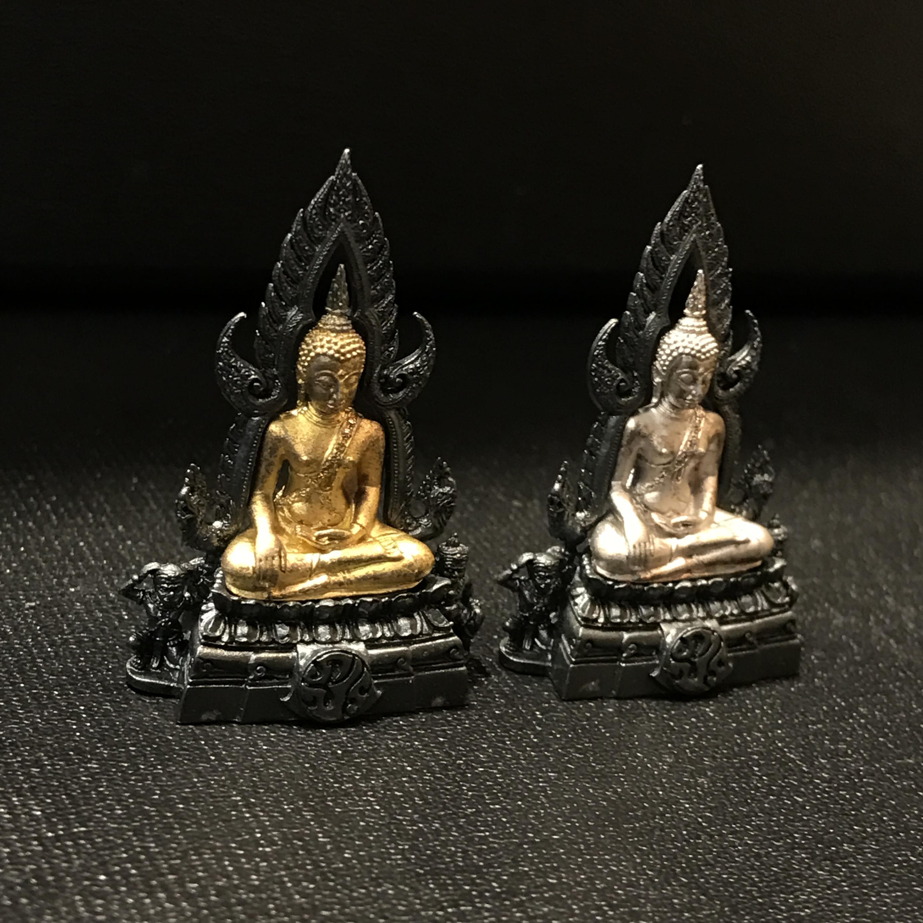 พระพุทธชินราช ภปร โครงการ เพราะแผ่นดินนี้คือแผ่นดินเกิด 2องค์ 1.องค์เนื้อเงินชุบทองคำซุ้มรมดำ 2.องค์เนื้อเงินชุบทองคำขาวซุ้มรมดำปี2551 ขนาดหน้าตัก1/2นิ้ว (สวยงามหายาก)(ไม่มีกล่องบรรจุเดิม)