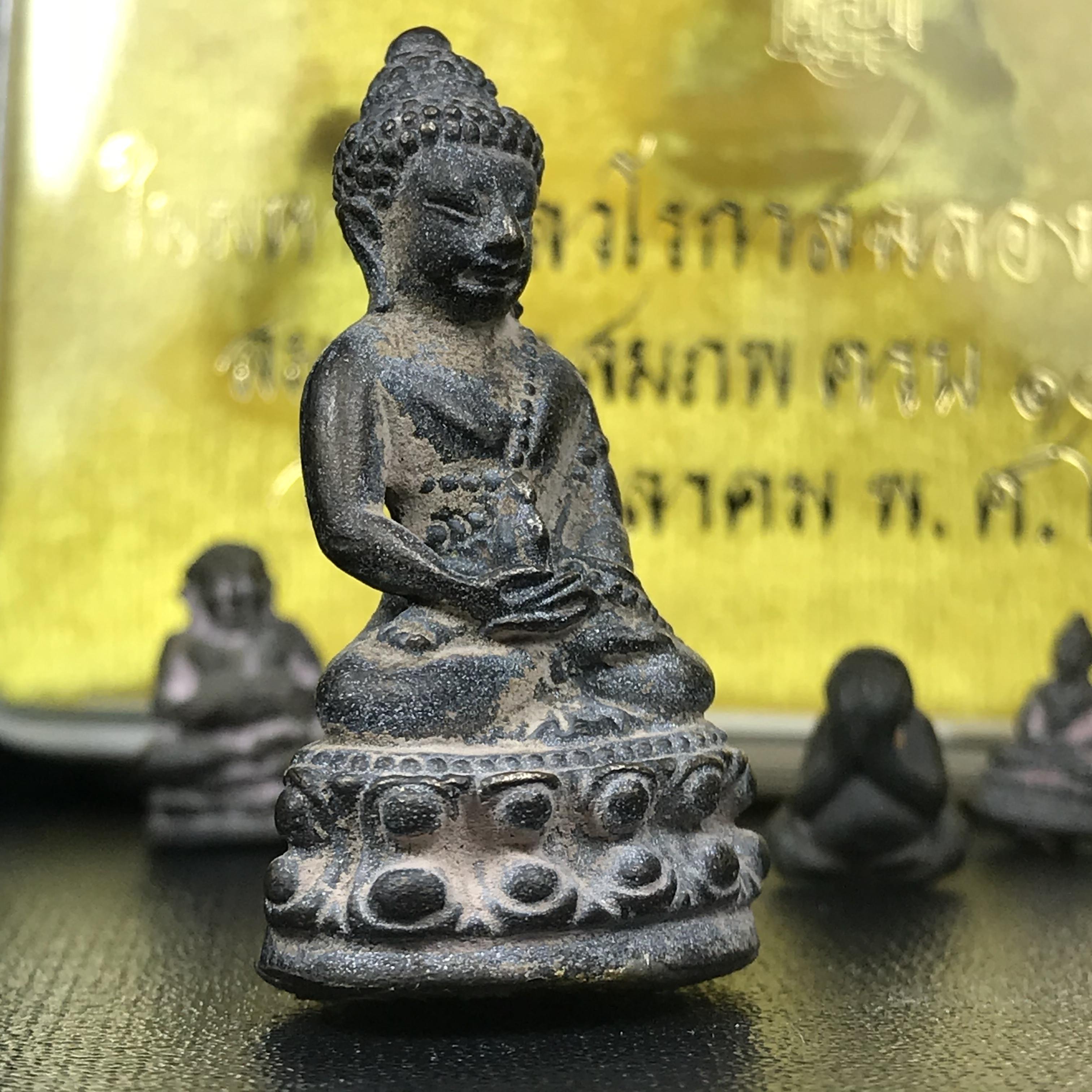 พระกริ่งชินบัญชรฉลองพระชันษา 100 ปี สมเด็จพระญาณสังวร วัดบวรนิเวศวิหาร ปี 2556 ชุดนำฤกษ์เนื้อนวโลหะแก่ทองคำ ก้นอุดผงสมเด็จพระสังฆราช (1 ใน 356 ชุด) พิธีใหญ่ มวลสารเด่น นิยมและหายากมากในปัจจุบัน