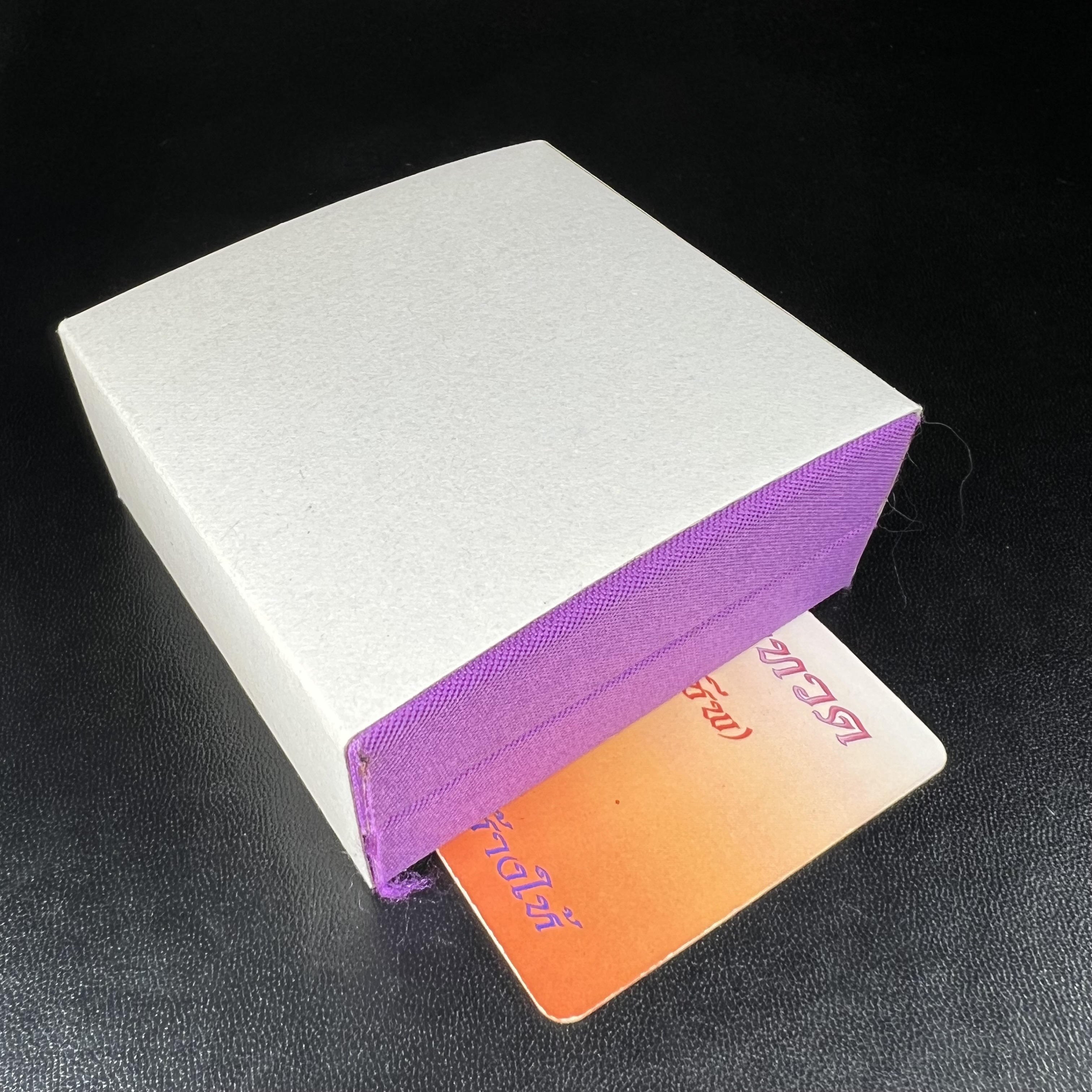 สมเด็จหลวงพ่อทวด รุ่นคชสารหมื่นปี (ศิลปาชีพ) วัดช้างให้ ปี 2541โดยมีท่าน อ.นอง วัดทรายขาว เป็นเจ้าพิธี และมีเกจิร่วมปลุกเสก 108 รูป บรรจุผงว่านเก่าและดินกากยายักษ์(พิมพ์ลอยองค์ฐานทองคำโค๊ตทองคำ)พร้อมกล่องบรรจุและใบรับรองเดิมครบ นิยมหายาก