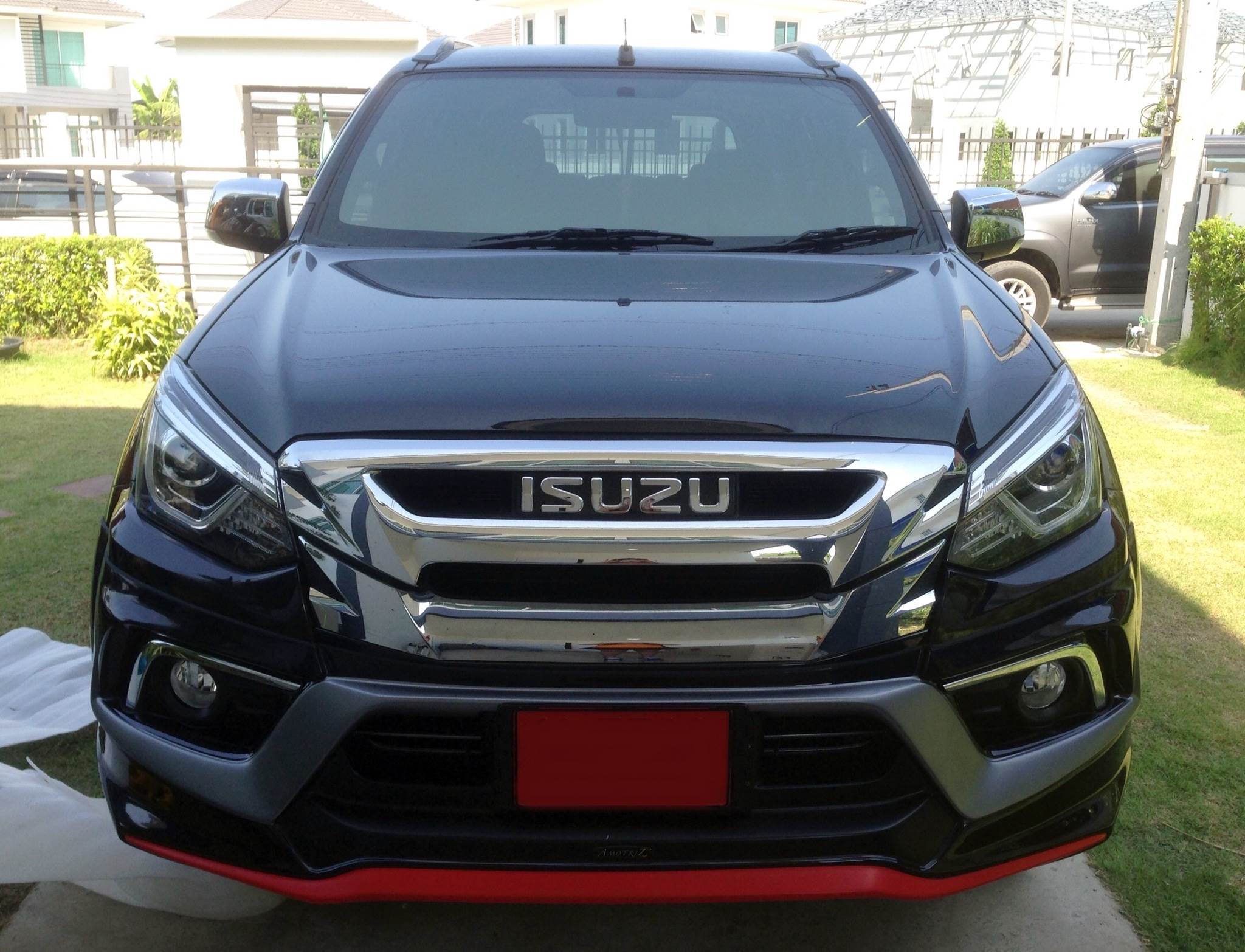 Isuzu MU-X 2017 body kits with four exhaust pipes by Amotriz