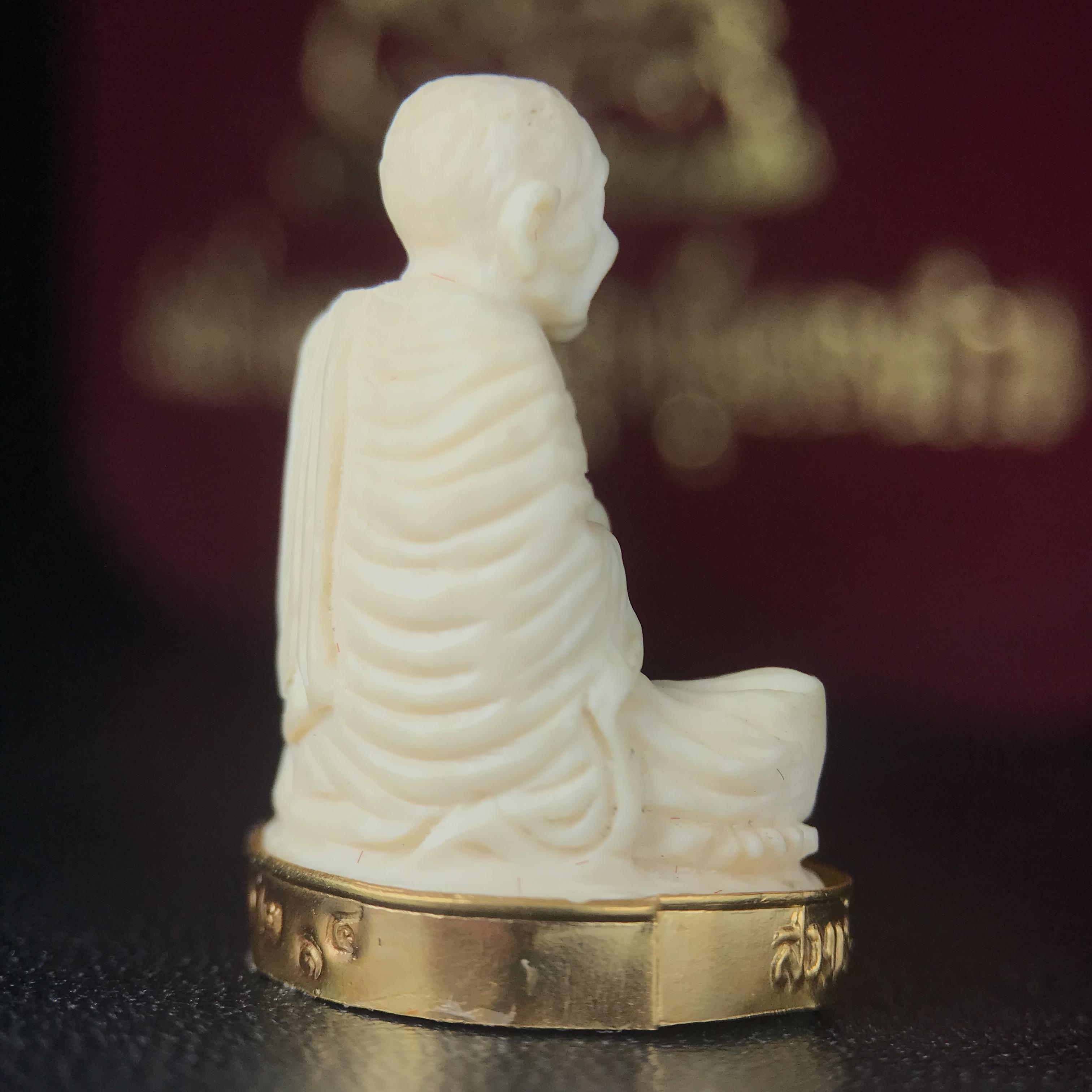 สมเด็จพระพุฒาจารย์ (โต พรหมรังสี) รุ่นคชสารหมื่นปี พ.ศ.2542 พิมพ์ลอยองค์(ฐานหุ้มทองคำ) ตอกโค๊ตและหมายเลข ๑๒๑๔ สภาพสวยสมบูรณ์กล่องบรรจุเดิมครบ (เลขสวยผลรวมได้แปด มีกินมีใช้ไม่มีหมด)(1ใน 9999 องค์)หายากพบเจอน้อยมาก