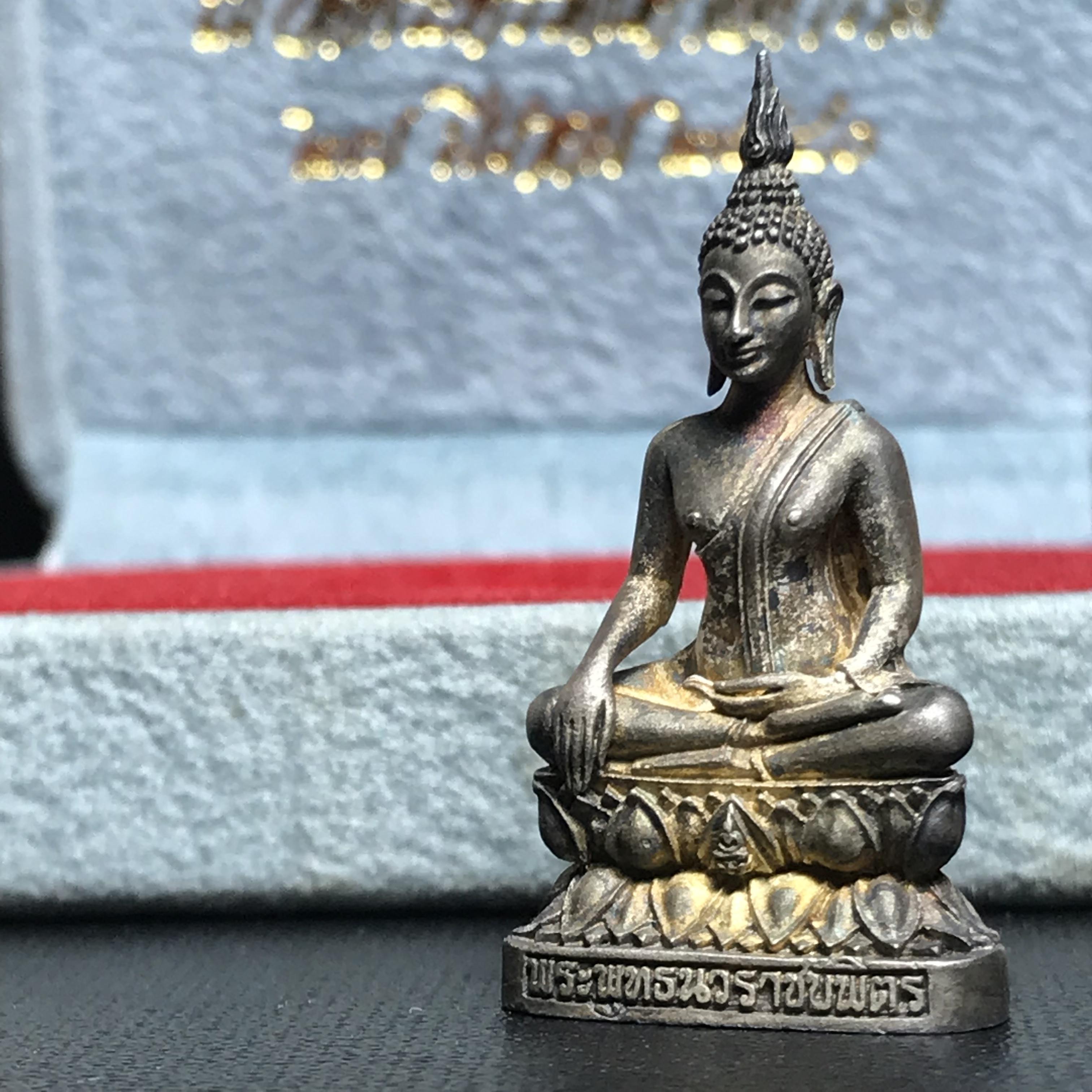 พระกริ่งพระพุทธนวราชบพิตร ครองสิริราชสมบัติครบ 50 ปี พ.ศ.2540 ชุดพระราชทาน(หายาก)เนื้อเงินผิวเดิมขึ้นสีรุ้งแบบนิยม