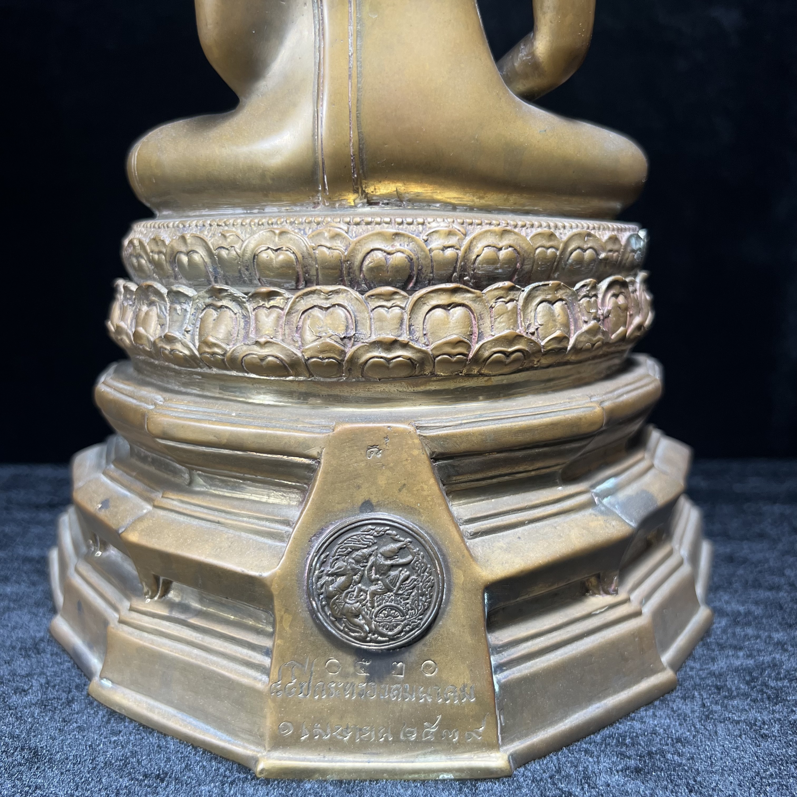 พระพุทธคมนาคมบพิธ (พระพุทธสิหิงค์จำลอง) ภปร. ครบรอบ 84 ปี กระทรวงคมนาคม พ.ศ.2539 หน้าตัก 5 นิ้ว เนื้อลำอู่แดง(หายาก)