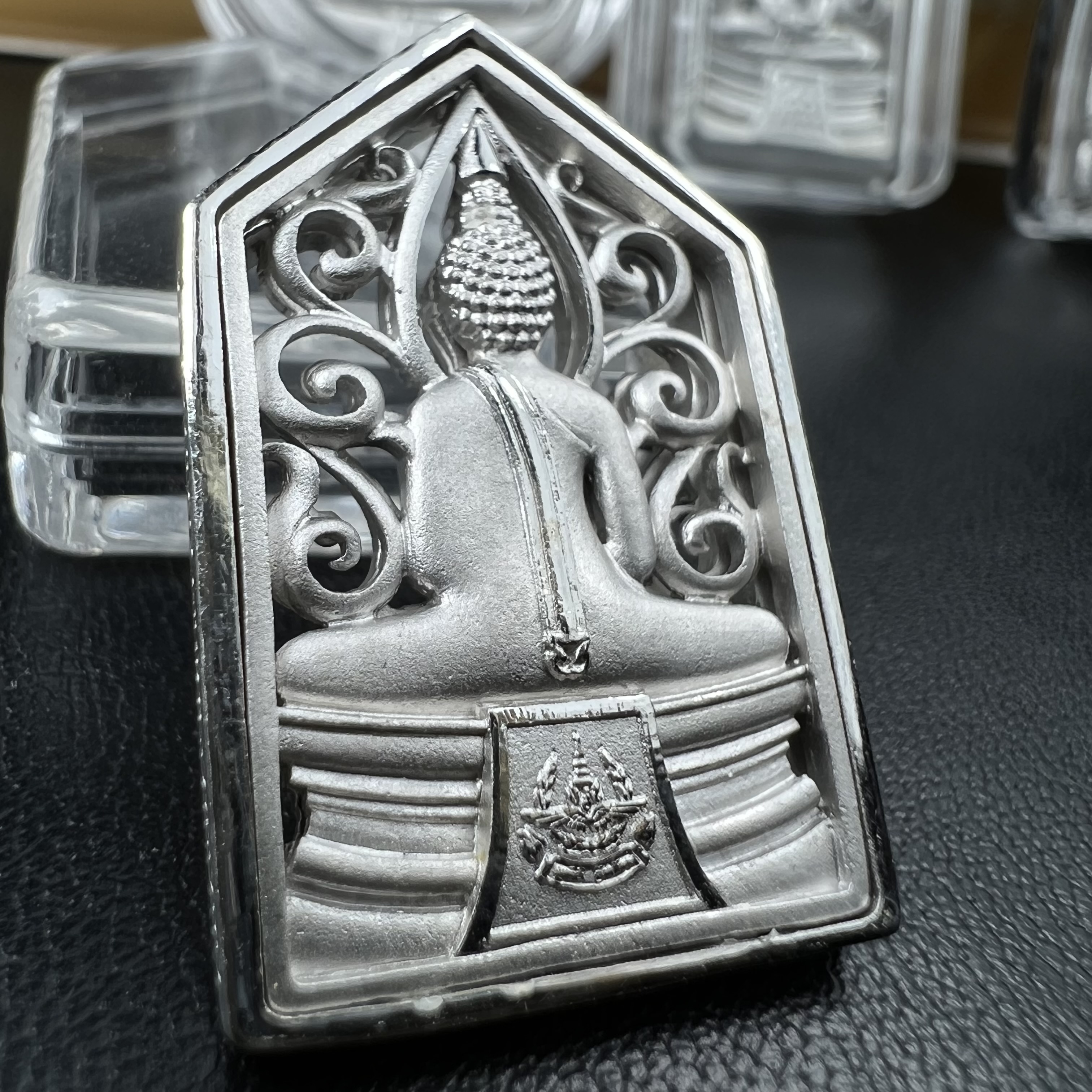 พระพุทธโสธร คุ้มเกล้าฯ ภปร.(ใต้ร่มพระบารมี คุ้มเกล้า) 60ปี รพ.ภูมิพลฯ พ.ศ.2552 เหรียญเนื้อเงิน ชุบทองคำขาว(พิมพ์ รูปอาร์ม+รูปใบมะขาม+รูปห้าเหลี่ยม+รูปสามเหลี่ยม)(1ชุด 4 พิมพ์ ครบทุกแบบที่จัดสร้าง)1 ใน 3000 เหรียญ ครบชุดหายาก