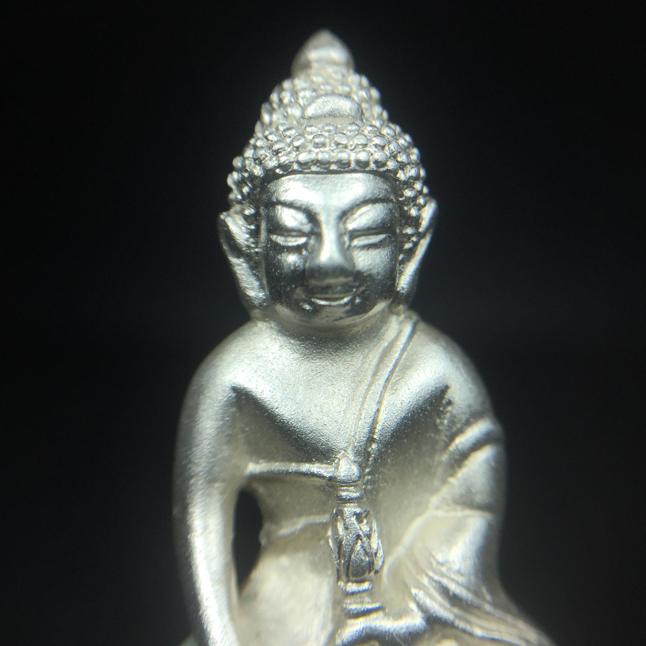 พระกริ่งสมเด็จญาณ วัดบวรนิเวศวิหาร เนื้อเงินบริสุทธิ์ 92.5% ตรากาญจนาภิเษกทองคำ(เนื้อทองคำแท้) พระราชทานแจกเมื่อ 3 ตุลาคม 2538 จัดสร้างในวโรกาส สมเด็จพระญาณสังวร สมเด็จพระสังฆราช ฉลองพระชนมายุครบ 82 พรรษา และฉลองครองราชสมบัติครบ 50 ปี รัชกาลที่ 9(หายาก)