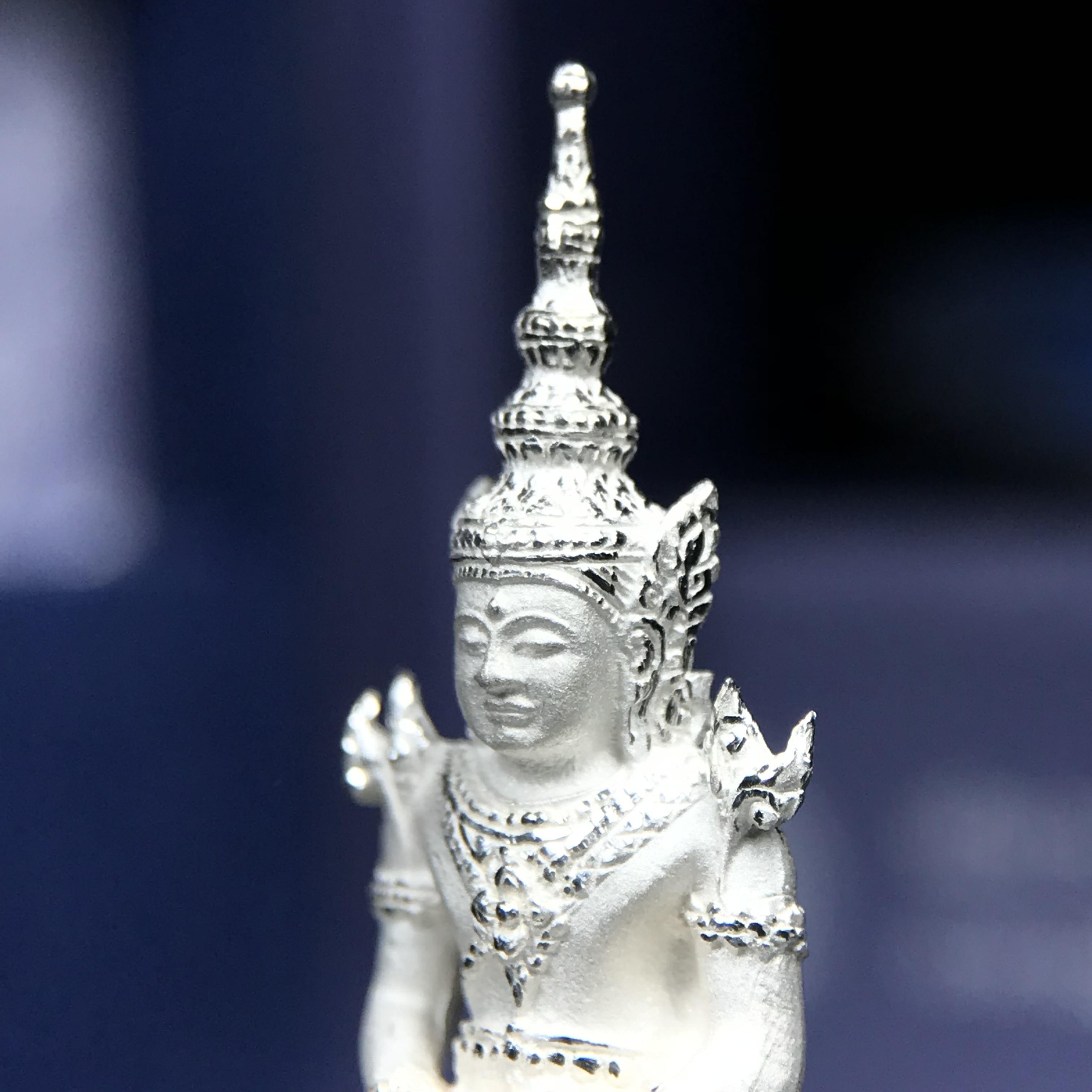 พระแก้วมรกต ภปร. ปี 2547 จัดสร้างโดยโรงพยาบาลภูมิพลอดุลยเดช เนื้อเงิน ลอยองค์ หน้าตัก 1/2 นิ้ว พิธีมหามังคาภิเษก ณ พระอุโบสถวัดพระศรีรัตนศาสดาราม(วัดพระแก้ว) งดงามทรงคุณค่าอีกหนึ่งรุ่นยอดนิยม หายาก(เลขสวยผมรวมได้เก้า หมายเลข ๑๐๘๙)(1ใน3000องค์)