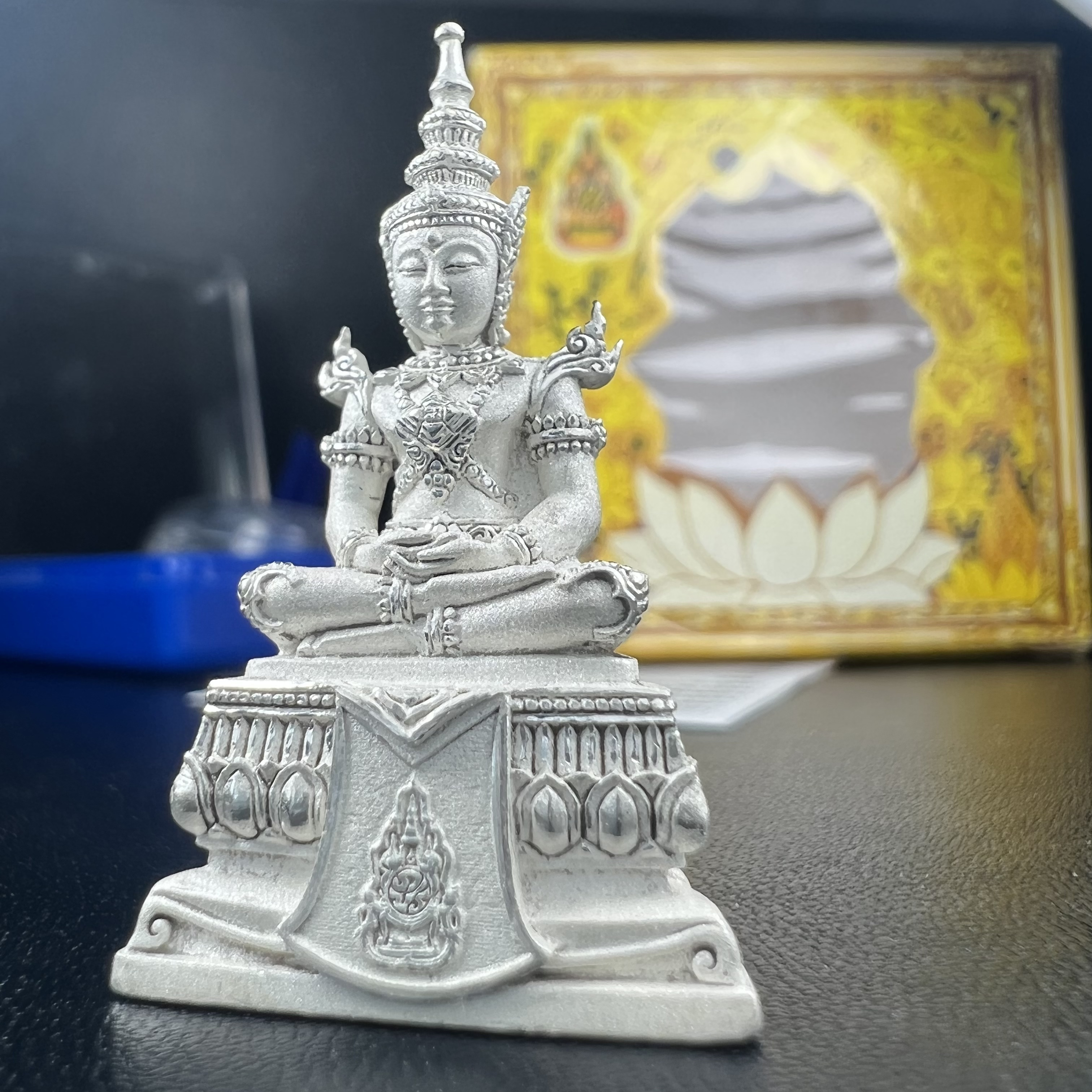 พระแก้วมรกต(จำลอง)ลอยองค์ ขนาดหน้าตัก 1/2 นิ้ว ทรงเครื่องฤดูร้อน เนื้อเงิน ตราสัญลักษณ์ฉลองสิริราชสมบัติ ครบ 60 ปี พ.ศ.2549(สภาพสวย ครบ สมบูรณ์))