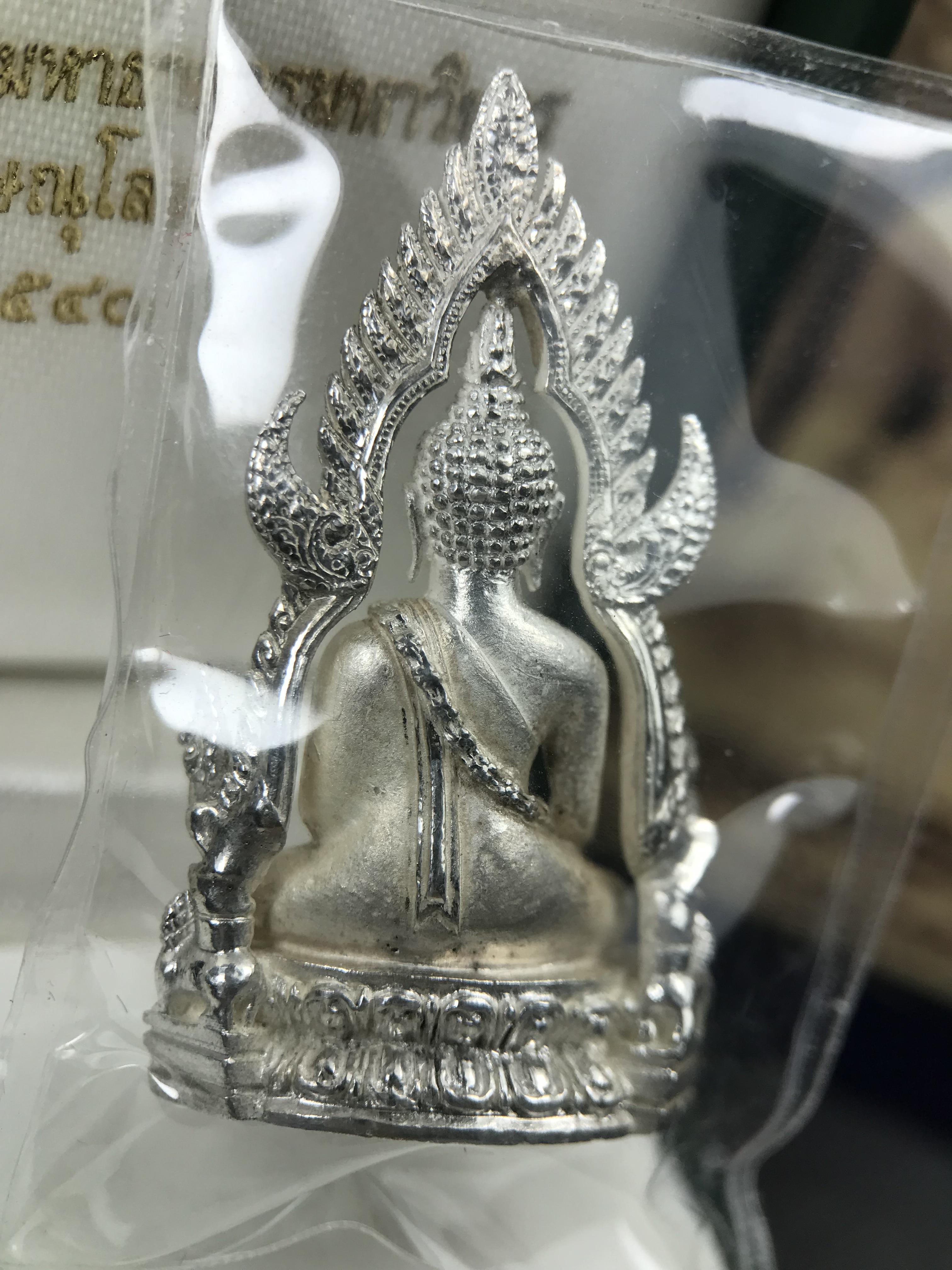 พระพุทธชินราช รุ่นมหาลาภ พิธีพุทธาภิเษกวัดพระศรีรัตนมหาธาตุวรมหาวิหาร จ.พิษณุโลก ปี 2540 เนื้อเงินบริสุทธิ์ 99.9% (นวลเงา)(สภาพผิวเดิมซีนซองเดิม พร้อมกล่องบรรจุเดิมและการ์ดใบรับรองครบสมบูรณ์ (องค์หมายเลข ๑๑๗๓๔)