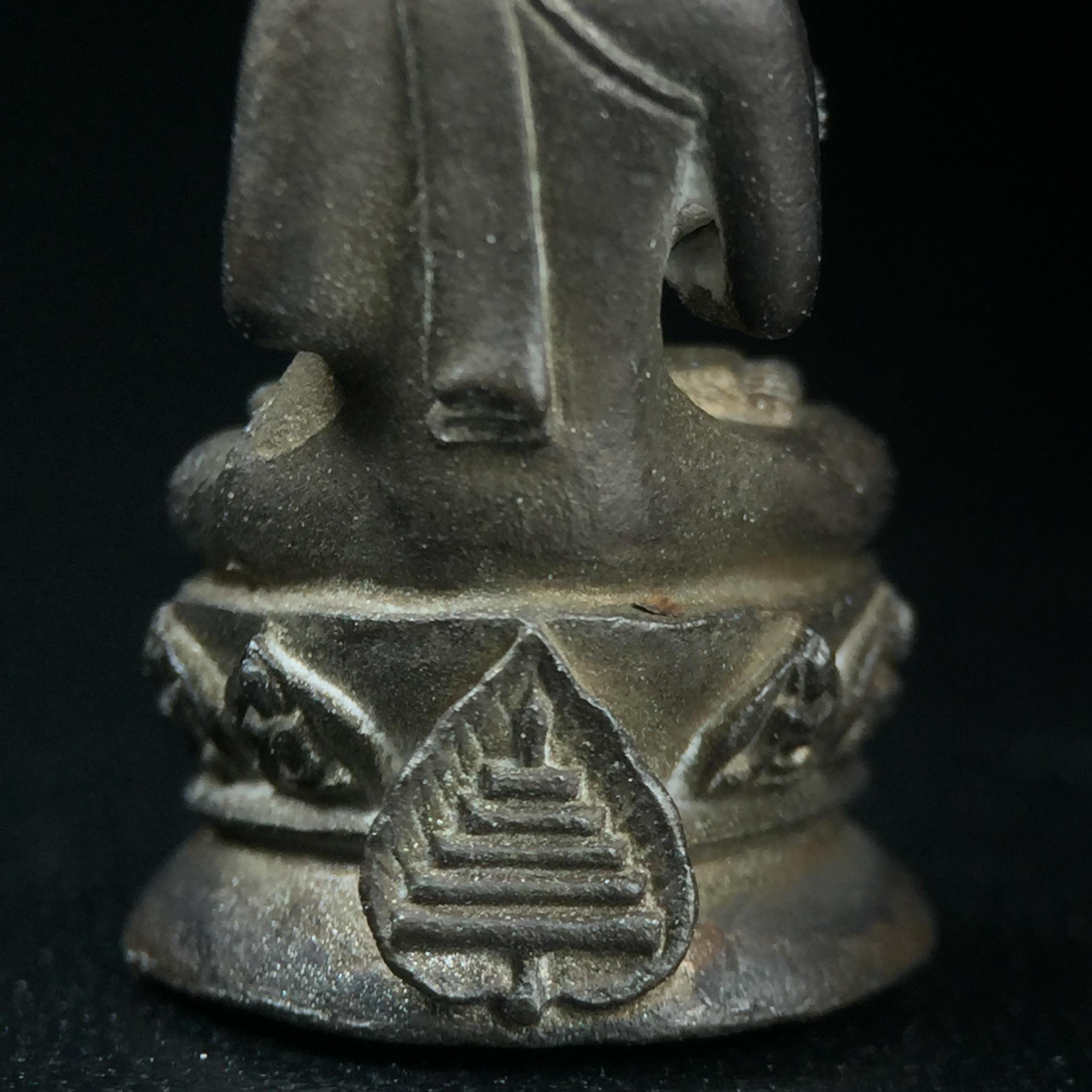 พระกริ่งปรมานุชิตชิโนรส วัดพระเชตุพนวิมลมังคลาราม(วัดโพธิ์) ปี2533 เนื้อนวโลหะ ( ในหลวงรัชกาลที่9เสด็จเททอง)พิธีใหญ่ งดงามด้วยพุทธศิลป์เปี่ยมด้วยพุทธคุณ อีกหนึ่งรุ่นที่แนะนำสะสมบูชา