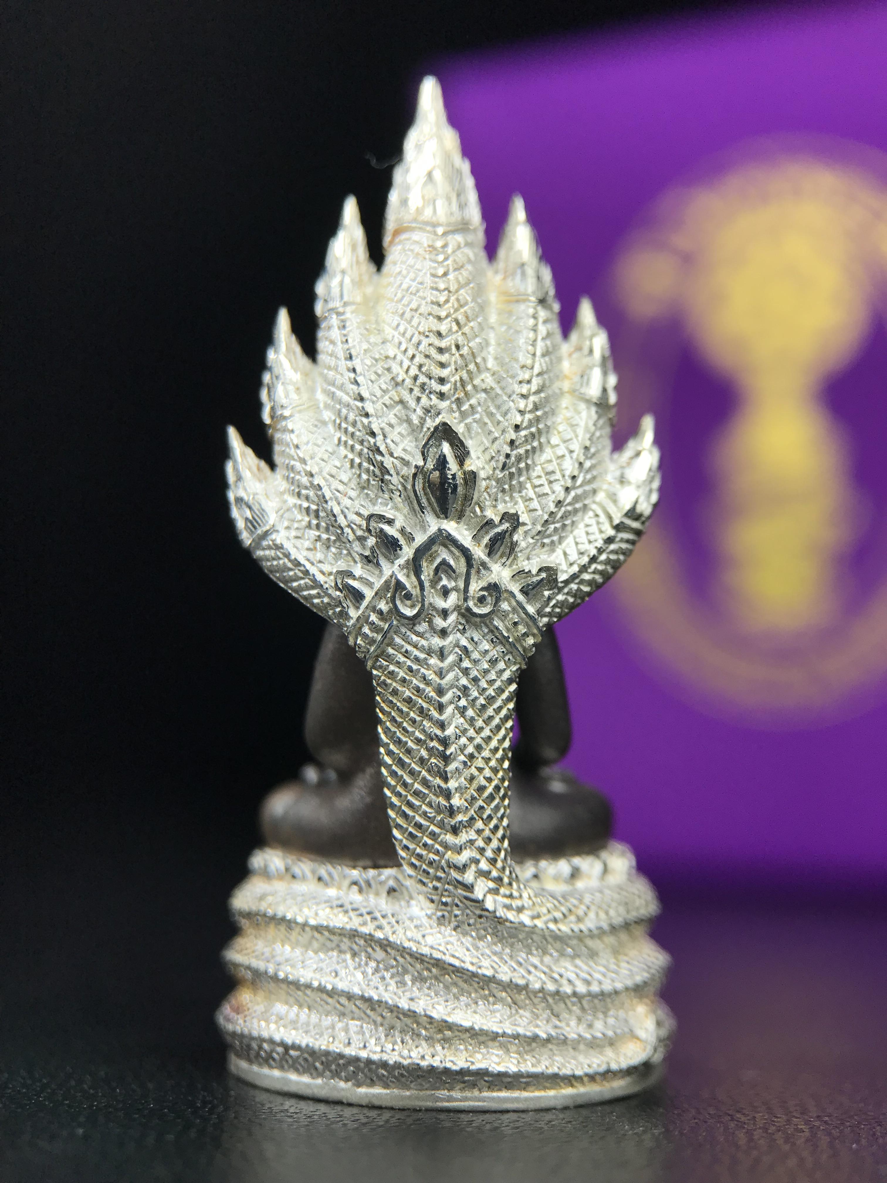 พระนาคปรก สธ. รุ่นสร้างพระอุโบสถเฉลิมพระเกียรติ 4 รอบ 84 พรรษา สมเด็จพระเทพรัตนราชสุดาฯ วัดบวรนิเวศวิหาร ปี 2543 พิมพ์ใหญ่ องค์พระเนื้อนวโลหะ ฐานนาคปรกเนื้อเงิน(สภาพ สวย )พิธีใหญ่ พุทธศิลป์งดงาม หายาก(องค์หมายเลขสวย ๒๖๗) (1 ใน 1999 องค์)