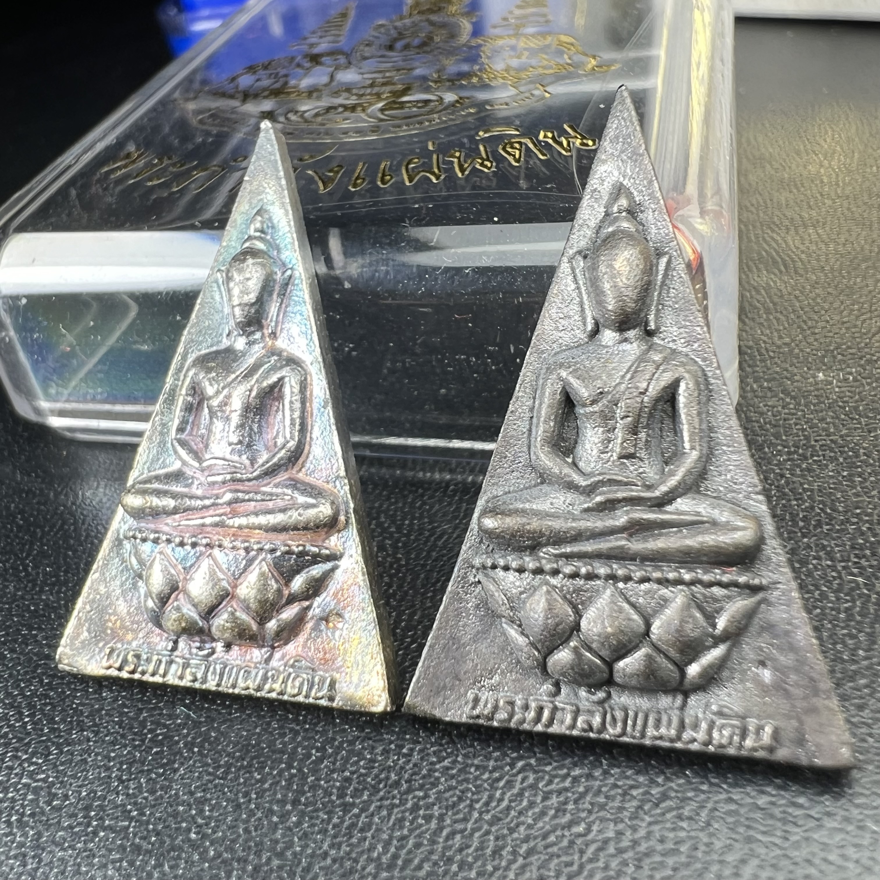 พระกำลังแผ่นดิน (สมเด็จจิตรลดา2) จัดสร้างเฉลิมพระเกียรติ ร.9 ครองราชย์ 50 ปี 2539 เนื้อเงิน(ผิวเดิมกลับดำ รุ้งๆสวย)+เนื้อนวโลหะ(สร้างน้อยหายาก)พร้อมกล่องบรรจุเดิมครบสมบูรณ์(1ใน2539องค์)