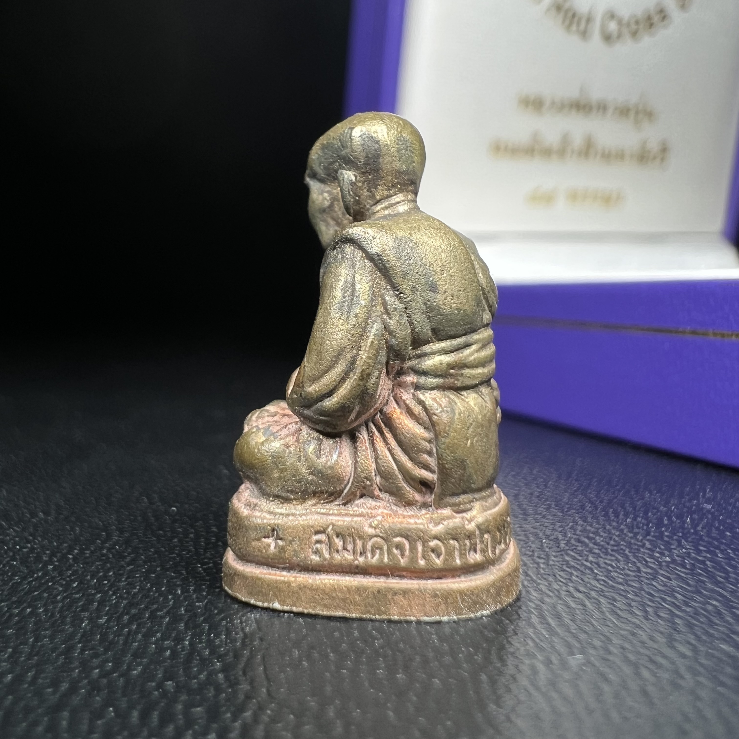 หลวงพ่อทวด สธ. รุ่นสมเด็จเจ้าฟ้ามหาจักรี 48พรรษา จัดสร้างโดยสภากาชาดไทย ปี2546 (รูปหล่อขนาดห้อยคอ) ) เนื้อนวโลหะ(ขนาดกลาง 1.5*2.2 ซม.)พุทธาภิเษก ณ วัดช้างให้ จังหวัดปัตตานี พร้อมกล่องบรรจุเดิมสวยงาม