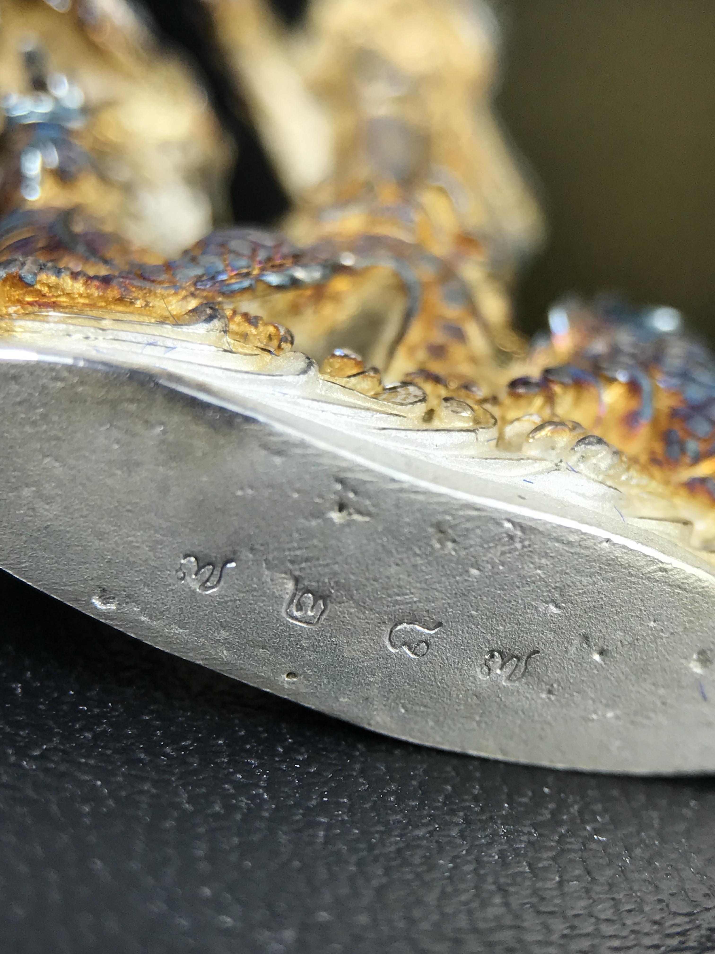 รูปหล่อลอยองค์พระโพธิสัตว์กวนอิม ทรงประทับมังกร จ.ระนอง ปี 2539 เนื้อเงิน พิมพ์ใหญ่(ผิวรุ้งไฟ)(สภาพผิวเดิมขึ้นสีรุ้งธรรมชาติสวยแบบนิยม)(เสน่ห์พระเนื้อเงินสีสันที่ธรรมชาติสรรค์สร้าง)เฉลิมฉลองในวโรกาสที่พระบาทสมเด็จพระเจ้าอยู่หัวทรงครองสิริราชสมบัติครบ50ปี