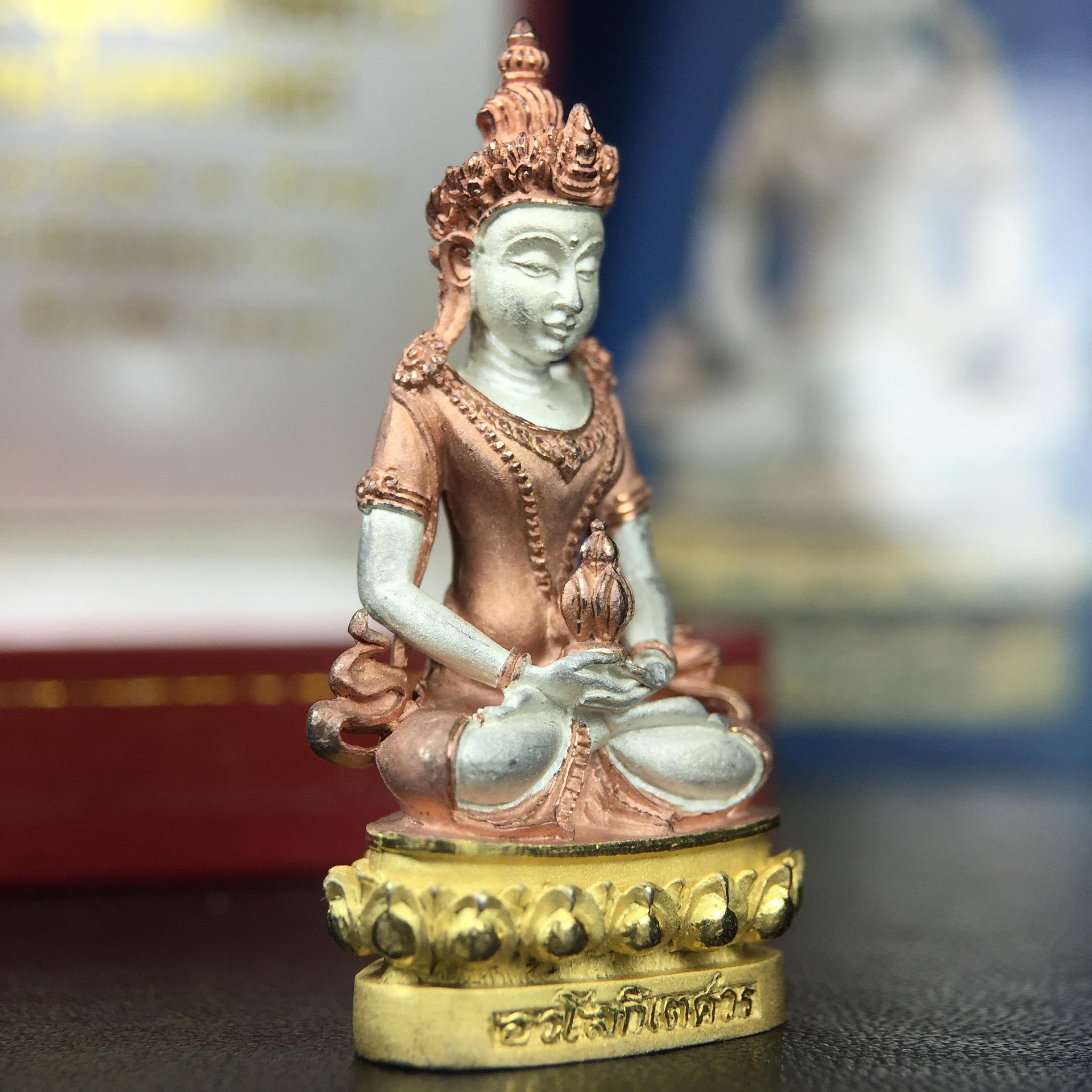 พระกริ่งอวโลกิเตศวร ( เจ้าแม่กวนอิม ) วัดโพธิ์แมนคุณาราม เนื้อเงิน 3 กษัตริย์ พ่นทราย รุ่นอุดมโภคทรัพย์ พ.ศ.2539(ผิวสวยเดิมพร้อมกล่องบรรจุการ์ดใบรับรองเดิมครบ) (อีกหนึ่งรุ่นยอดนิยม พุทธศิลป์สวยงดงาม)