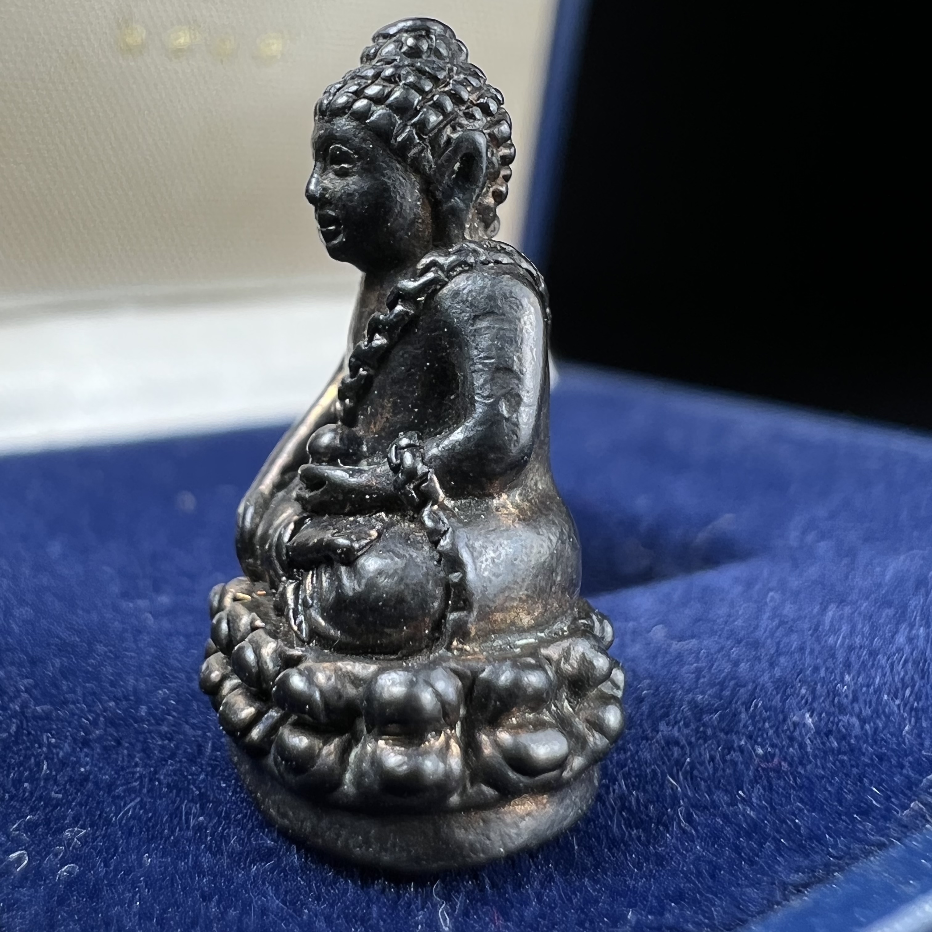 พระกริ่งพุทธอุดมสมบูรณ์(พระปุ้มปุ้ย)รุ่นแรก เนื้อนวโลหะเต็มสูตร วัดบวรนิเวศวิหาร ปี2535 แขวนบูชาไม่มีอดอยาก มีความอุดมสมบูรณ์สมตามลักษณะและมงคลนามตามชื่อ ตามปรารถนา(1ใน2000องค์)หายาก