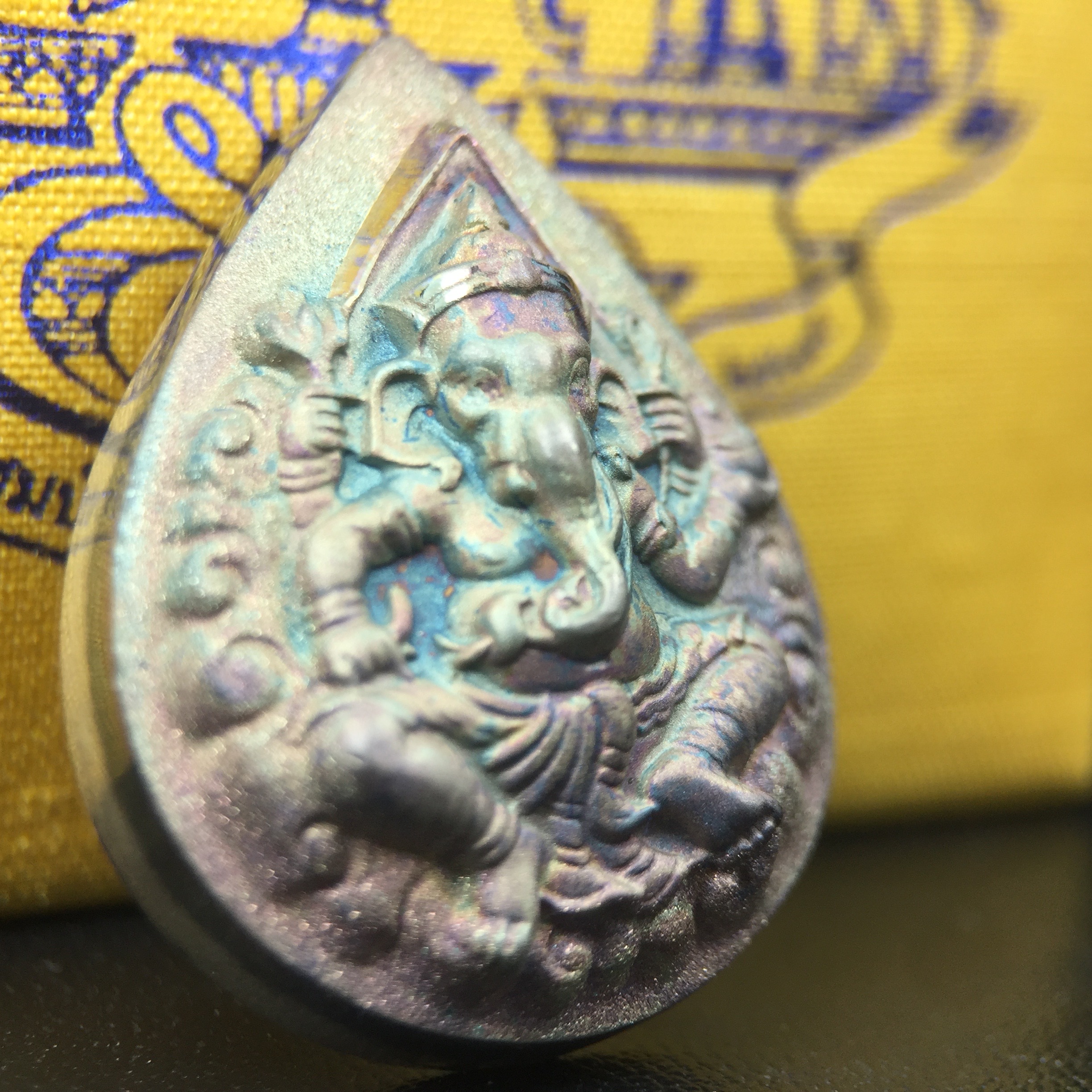 เหรียญพระพิฆเนศวร ญสส. ชุดกาญจนาภิเษกครองราชย์ 50 ปี พุทธศักราช 2538 พิมพ์ใหญ่(2.9 ซม.) เนื้อเงินผิวเดิมกลับดำขึ้นสีรุ้งเข้มขลังงดงามธรรมชาติสร้างสรรค์ สภาพสวยเดิมพร้อมกล่องบรรจุเดิม ตอกโค๊ดหมายเลขกำกับ(1ใน 5539องค์)