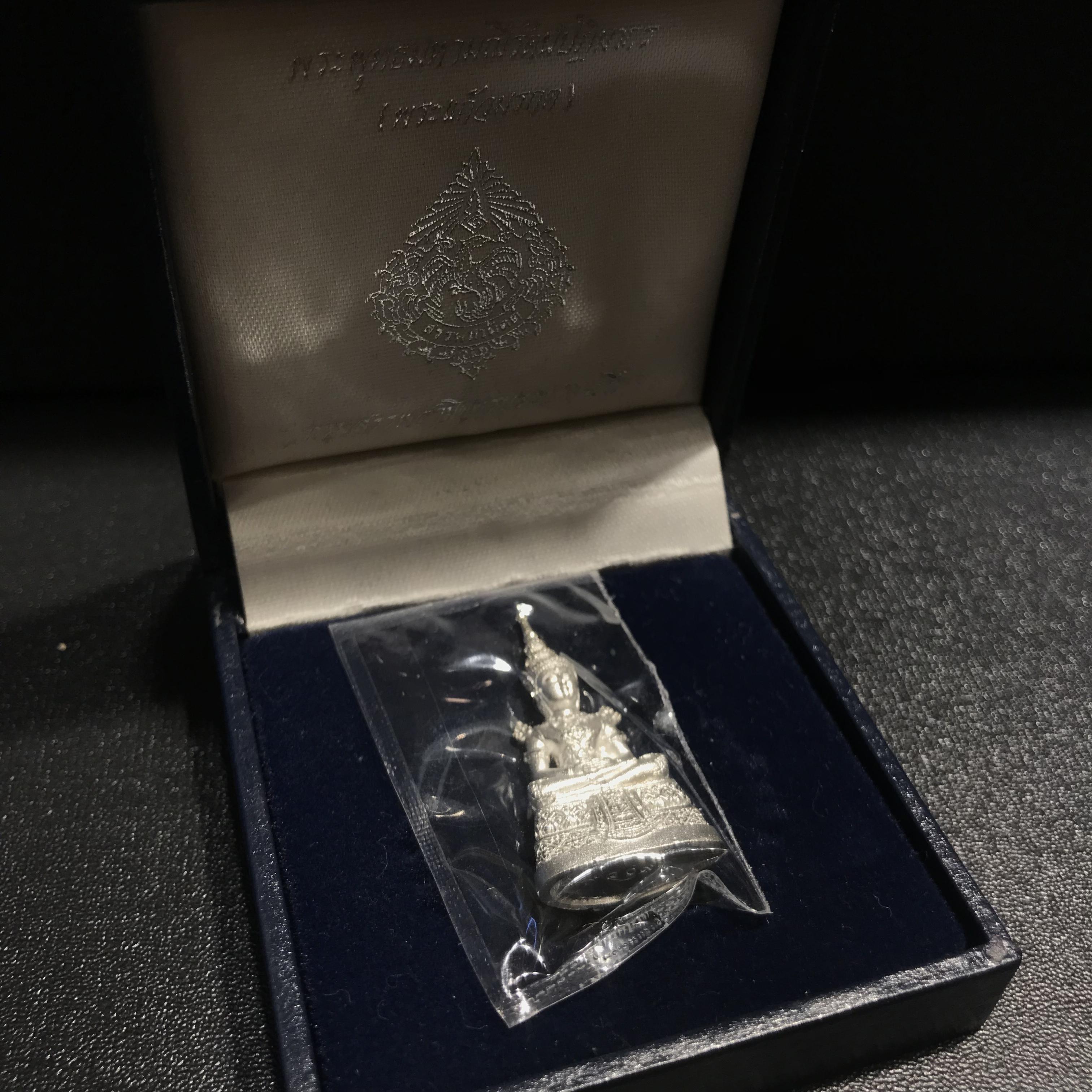 พระแก้วมรกต เนื้อเงินทรายนวลขัดเงา กรมสรรพสามิตจัดสร้างขึ้นเนื่องในโอกาสครบรอบ 64 ปีของกรมสรรพสามิต และเนื่องในวโรกาสที่พระบาทสมเด็จพระเจ้าอยู่หัวทรงครองราชย์ครบ 50 ปีในปีกาญจนาภิเษก เมื่อ พ.ศ.2539