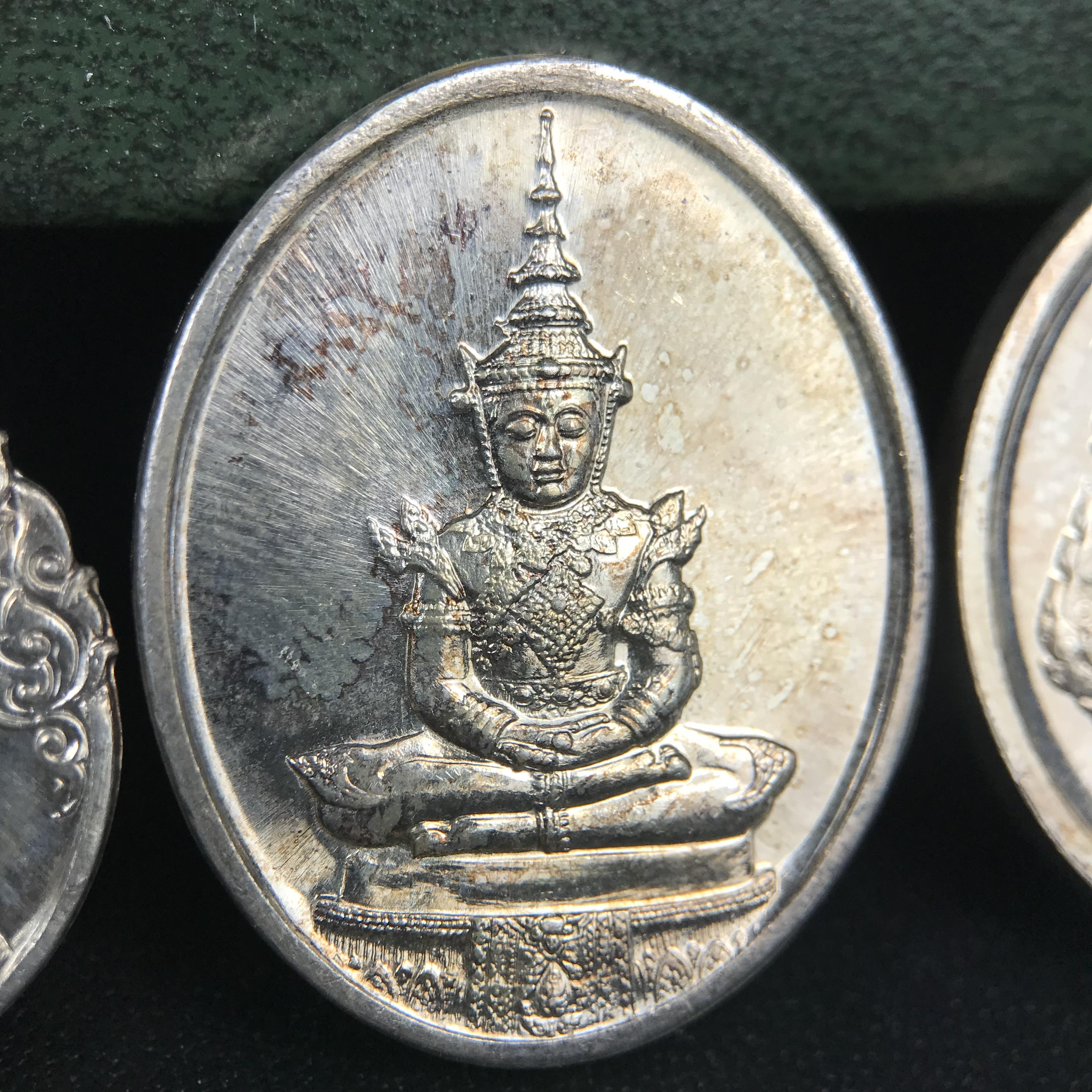 เหรียญพระแก้วมรกตหลัง ภปร. ฉลองกรุงรัตนโกสินทร์ครบ 200 ปี พ.ศ.2525 เนื้อเงินกล่องบรรจุเดิมครบ3พิมพ์(บล็อกพระราชศรัธา)(ในหลวงรัชกาลที่9 เสด็จในพิธี)พระคู่บ้านคู่เมือง...พระดี...พิธีใหญ่