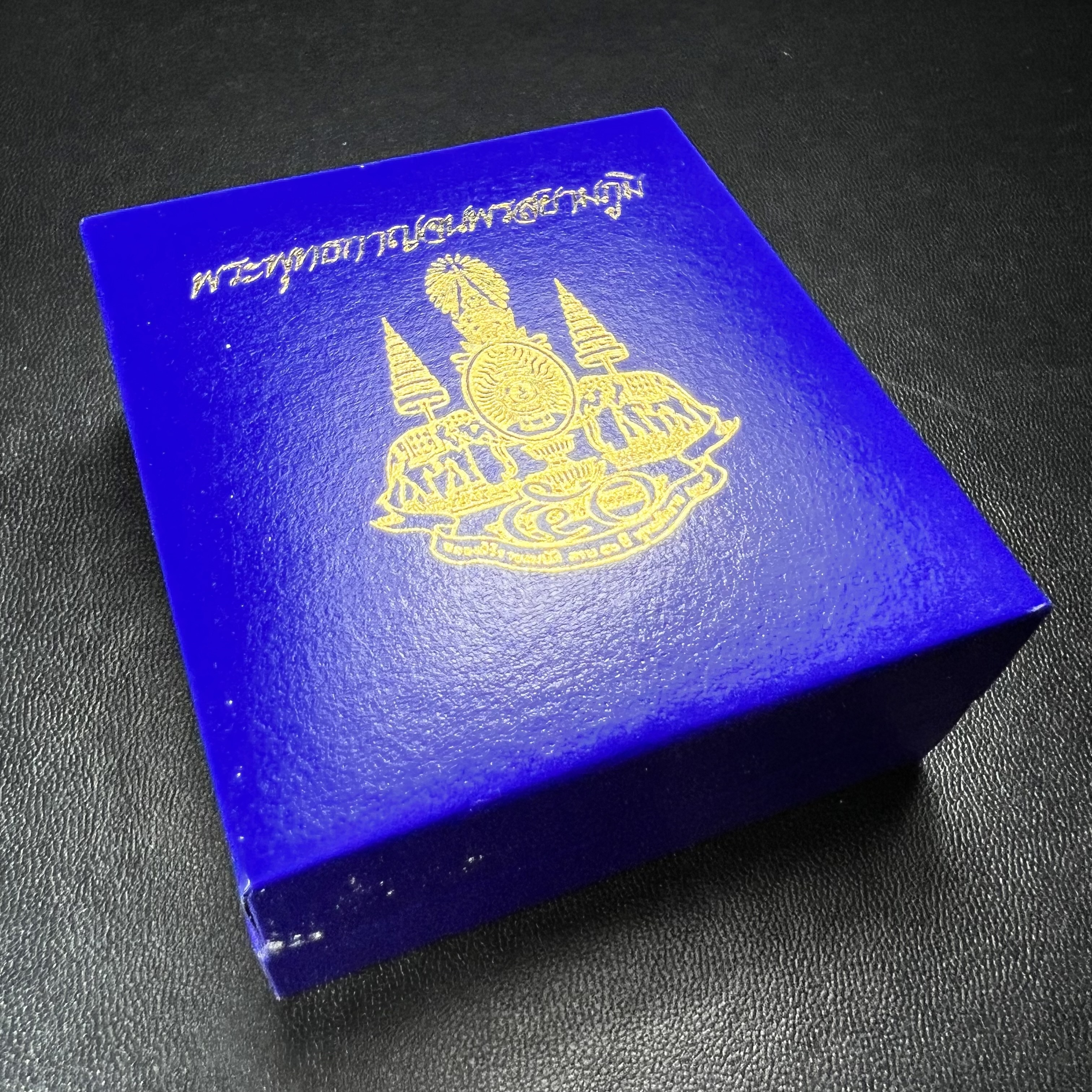 พระพุทธกาญจนพรสยามภูมิ ภปร. ปี 2539 เนื้อเงินพื้นทรายประกาย(ผิวเดิมสวย) พิมพ์ทรงใบขนุน ขนาด3.2ซม. พระพุทธรูปประจำพระชนมวาร รัชกาลที่9 ทรงโปรดเกล้าให้วิทยาลัยป้องกันราชอาณาจักร(วปอ.)สร้างในวโรกาสทรงครองสิริราชสมบัติครบ50ปี พ.ศ.2539(1ใน5000องค์)