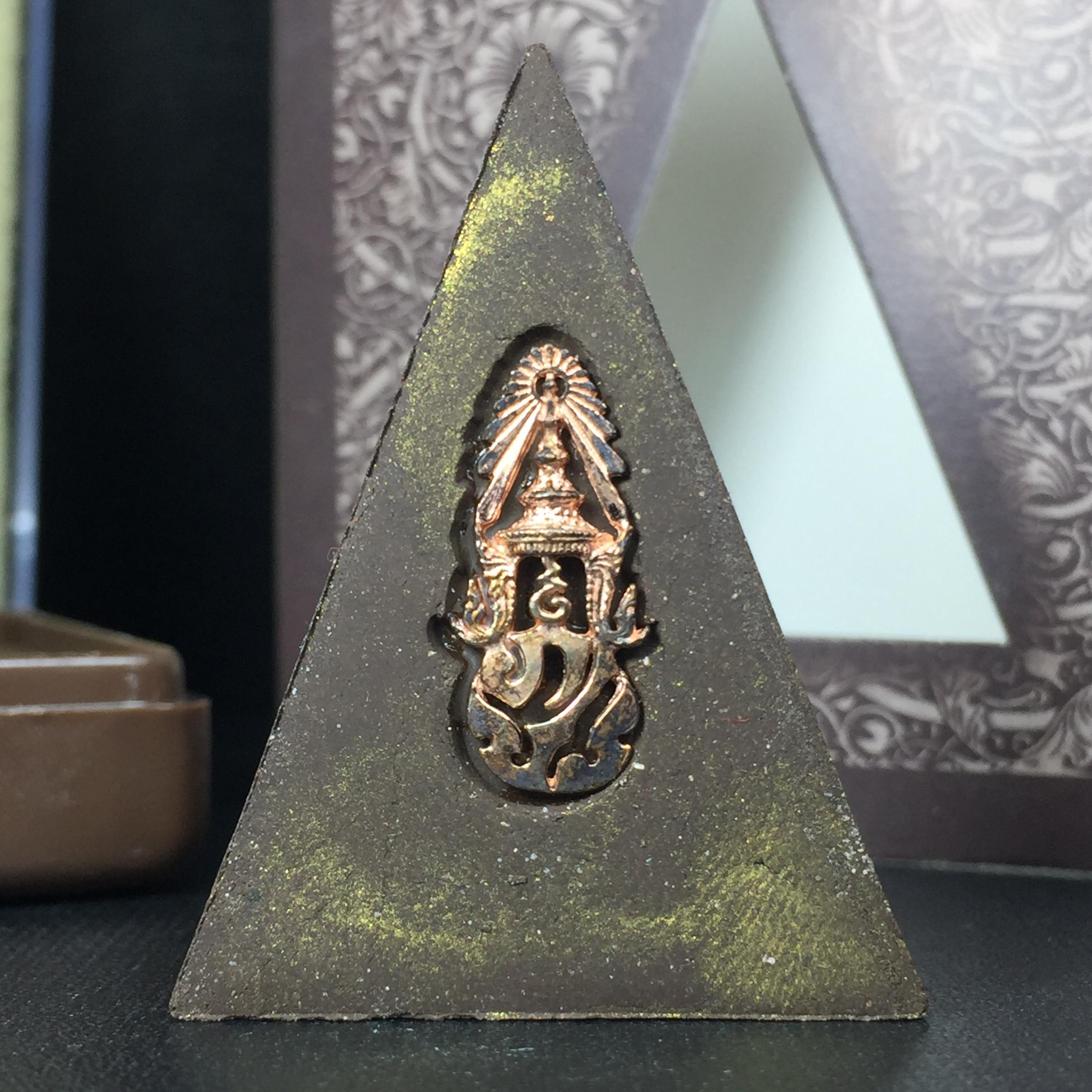 พระพุทธชินราช ภปร. โครงการ "เพราะแผ่นดินนี้ คือ แผ่นดินเกิด" ปี2548(รุ่นแรก) พระผงหลัง ภ.ป.ร. ทองแดง (พระราชทานเส้นพระเจ้า (เส้นผม)และมวลสารจิตรลดา)