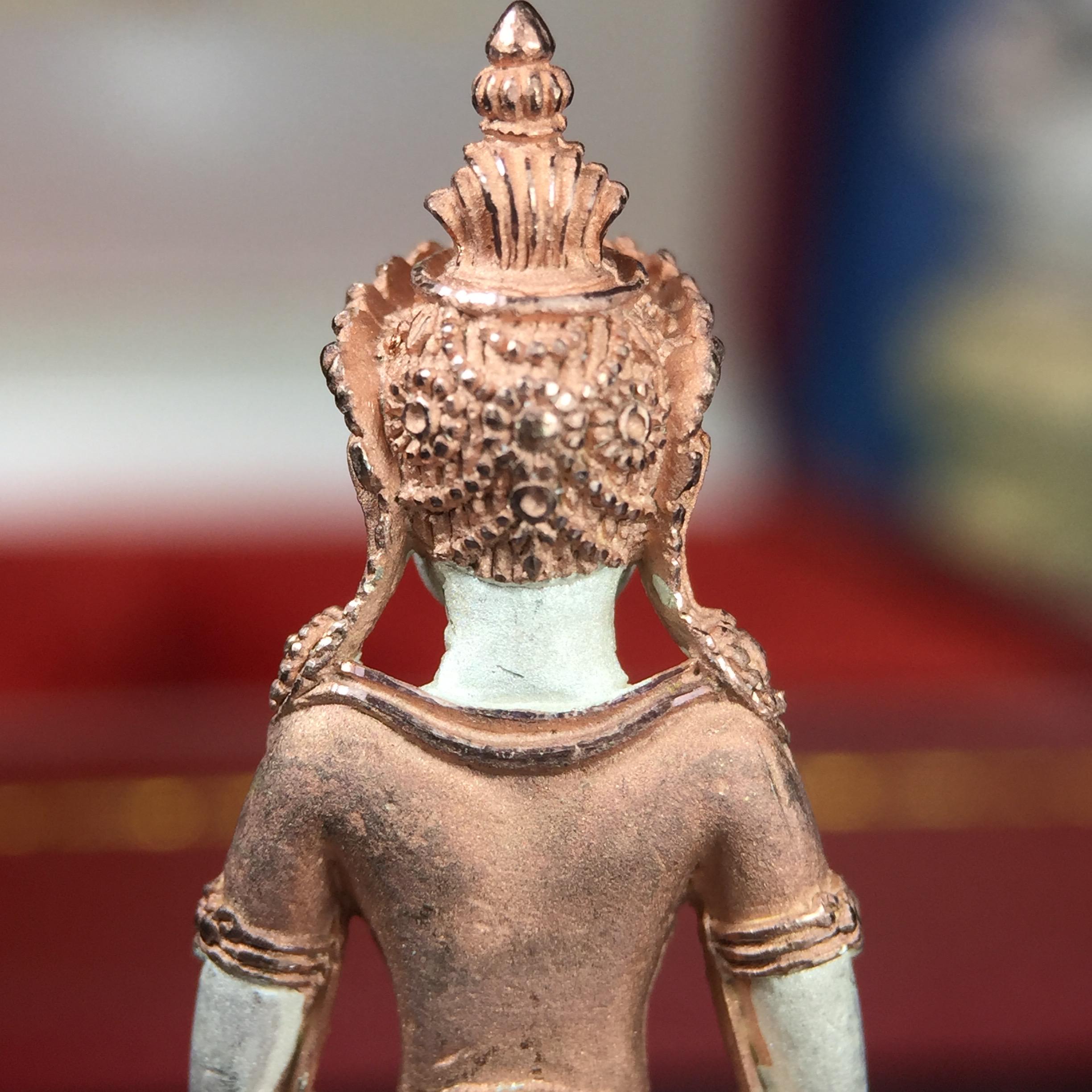 พระกริ่งอวโลกิเตศวร ( เจ้าแม่กวนอิม ) วัดโพธิ์แมนคุณาราม เนื้อเงิน 3 กษัตริย์ พ่นทราย รุ่นอุดมโภคทรัพย์ พ.ศ.2539(ผิวสวยเดิมพร้อมกล่องบรรจุการ์ดใบรับรองเดิมครบ) (อีกหนึ่งรุ่นยอดนิยม พุทธศิลป์สวยงดงาม)