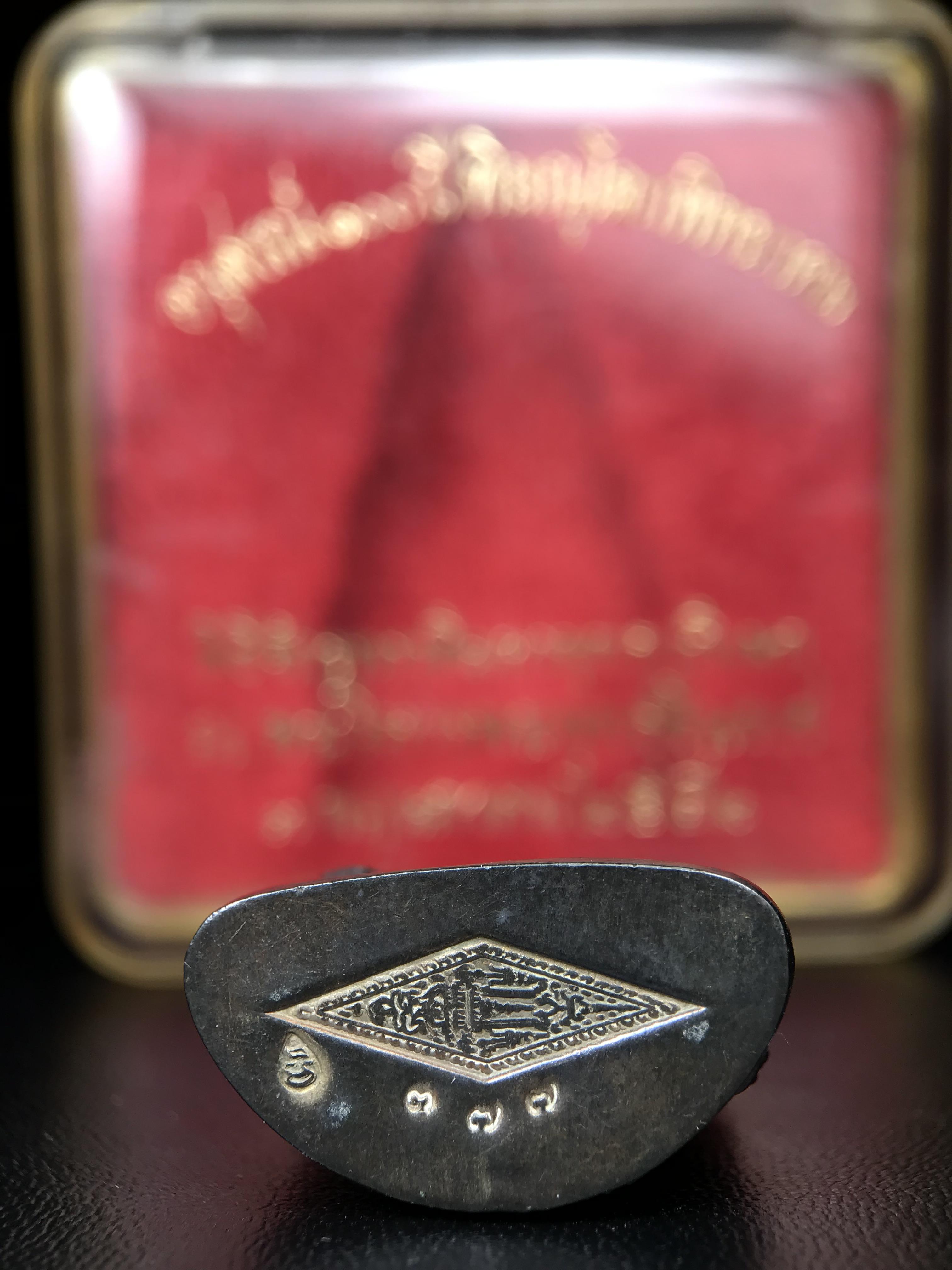 พระพุทธชินราชอินโดจีนมหาจักรพรรดิ อนุสรณ์ 100 ปี พิษณุโลกพิทยาคม (โรงเรียนชาย) พิธีจักรพรรดิมหาพุทธาภิเษก ปี 2542 เนื้อนวโลหะ(เต็มสูตรแก่ทองคำ) พิธีใหญ่มวลสารดีเกจิอาจารย์ยอดนิยมร่วมปลุกเสก*** ตอกโค้ดและหมายเลข*** 1 ใน 999 องค์ ยอดนิยมหายาก